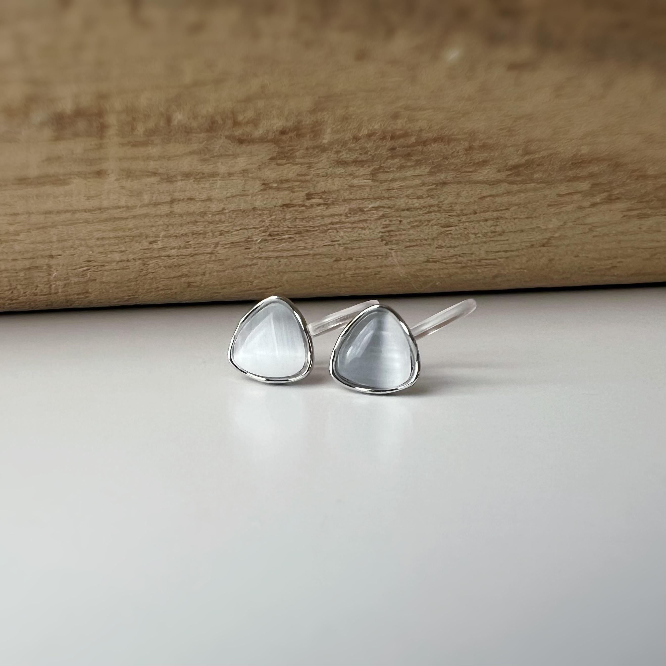 Mini CLIPS d'oreilles invisibles argenté, Mini Triangle/ Carré / Rond pierre oeil de chat blanc, Boucles d'oreilles clips minimaliste