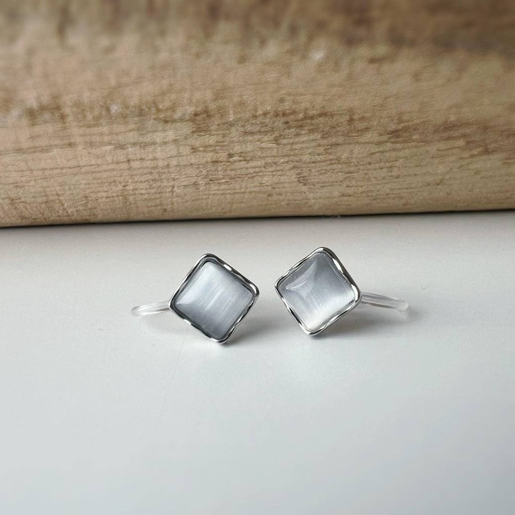 Mini CLIPS d'oreilles invisibles argenté, Mini Triangle/ Carré / Rond pierre oeil de chat blanc, Boucles d'oreilles clips minimaliste