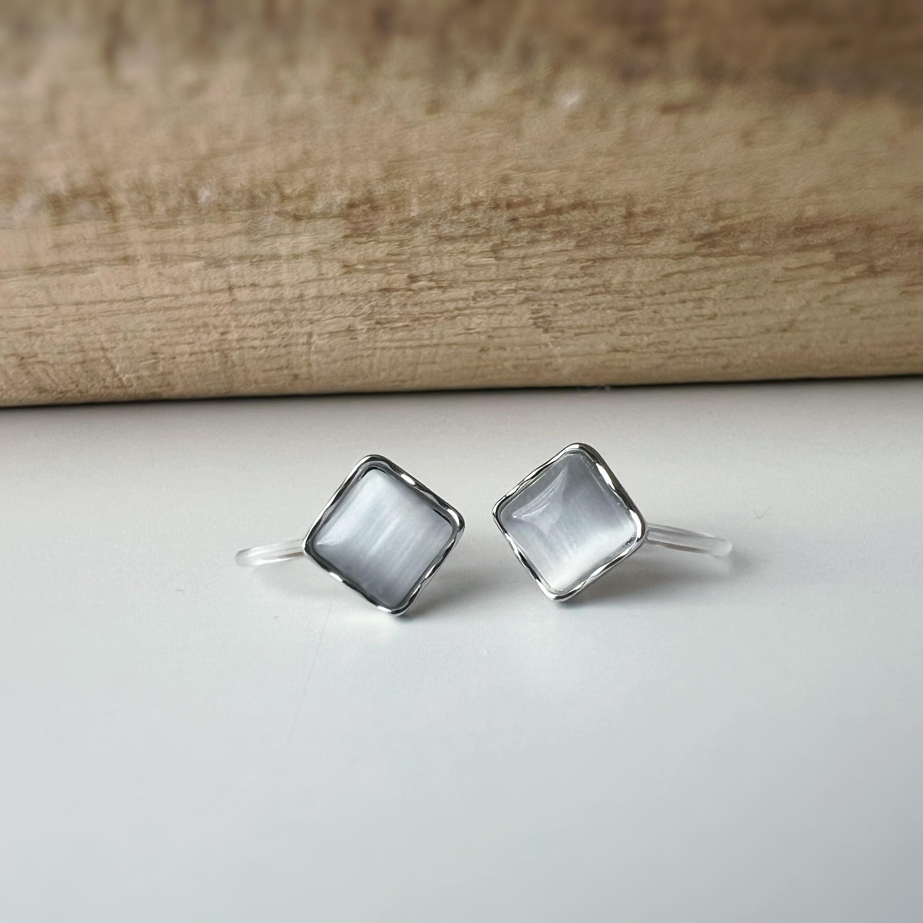 Mini CLIPS d'oreilles invisibles argenté, Mini Triangle/ Carré / Rond pierre oeil de chat blanc, Boucles d'oreilles clips minimaliste