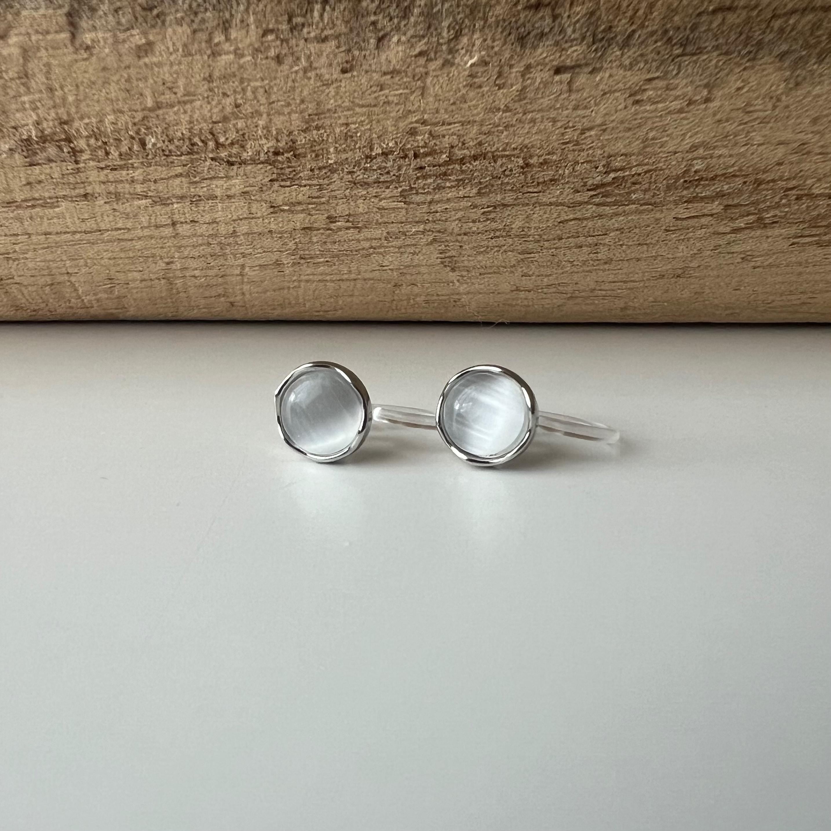 Mini CLIPS d'oreilles invisibles argenté, Mini Triangle/ Carré / Rond pierre oeil de chat blanc, Boucles d'oreilles clips minimaliste