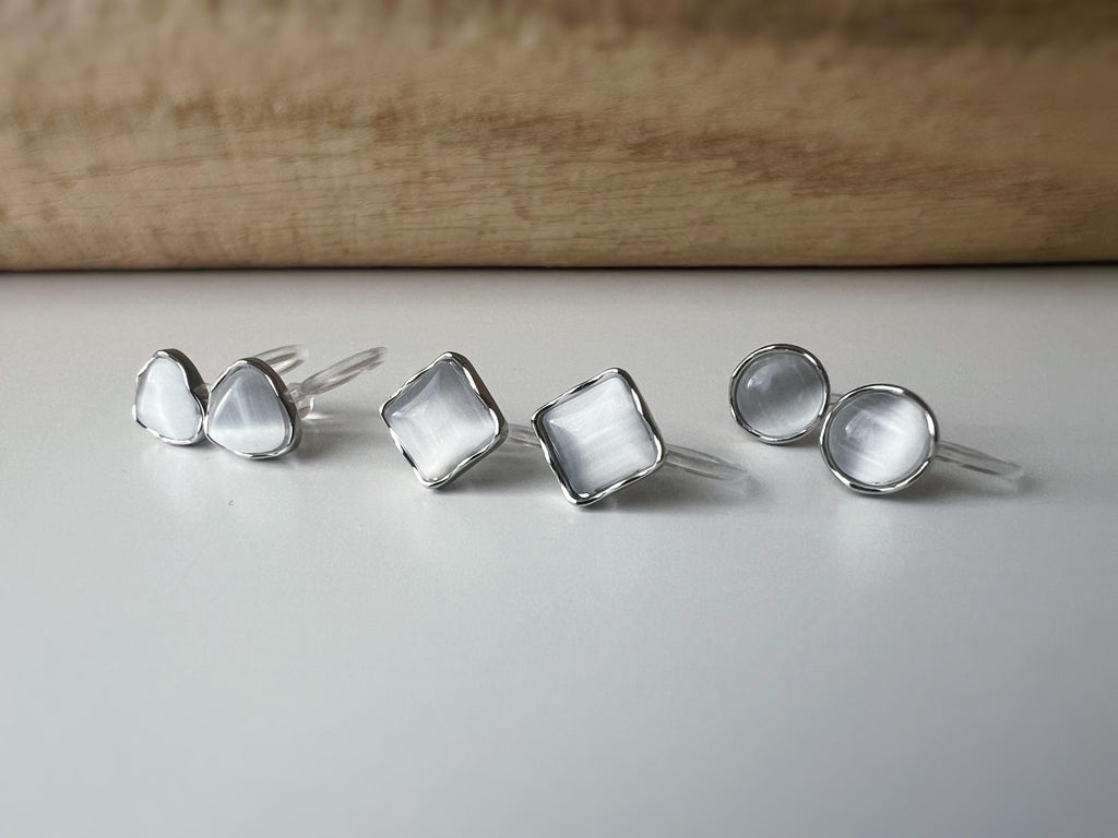 Mini CLIPS d'oreilles invisibles argenté, Mini Triangle/ Carré / Rond pierre oeil de chat blanc, Boucles d'oreilles clips minimaliste