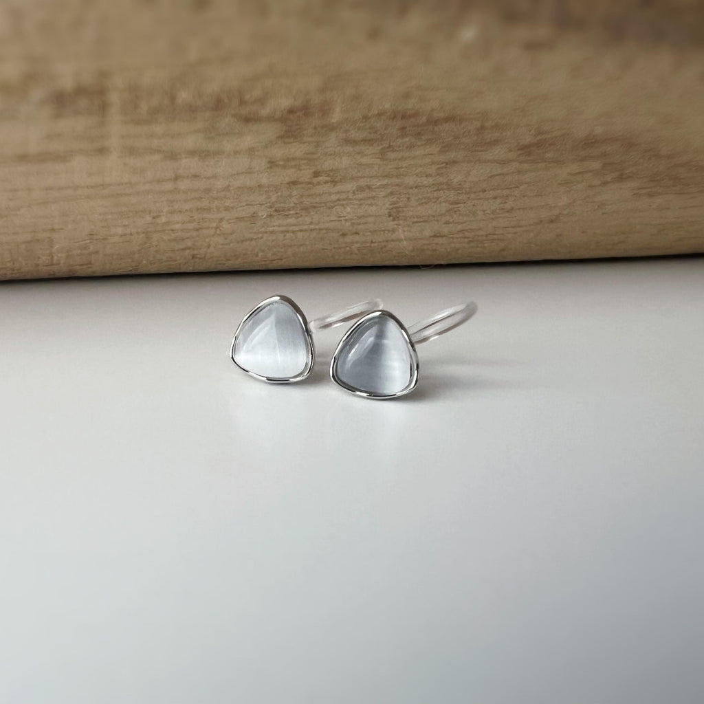 Mini CLIPS d'oreilles invisibles argenté, Mini Triangle/ Carré / Rond pierre oeil de chat blanc, Boucles d'oreilles clips minimaliste