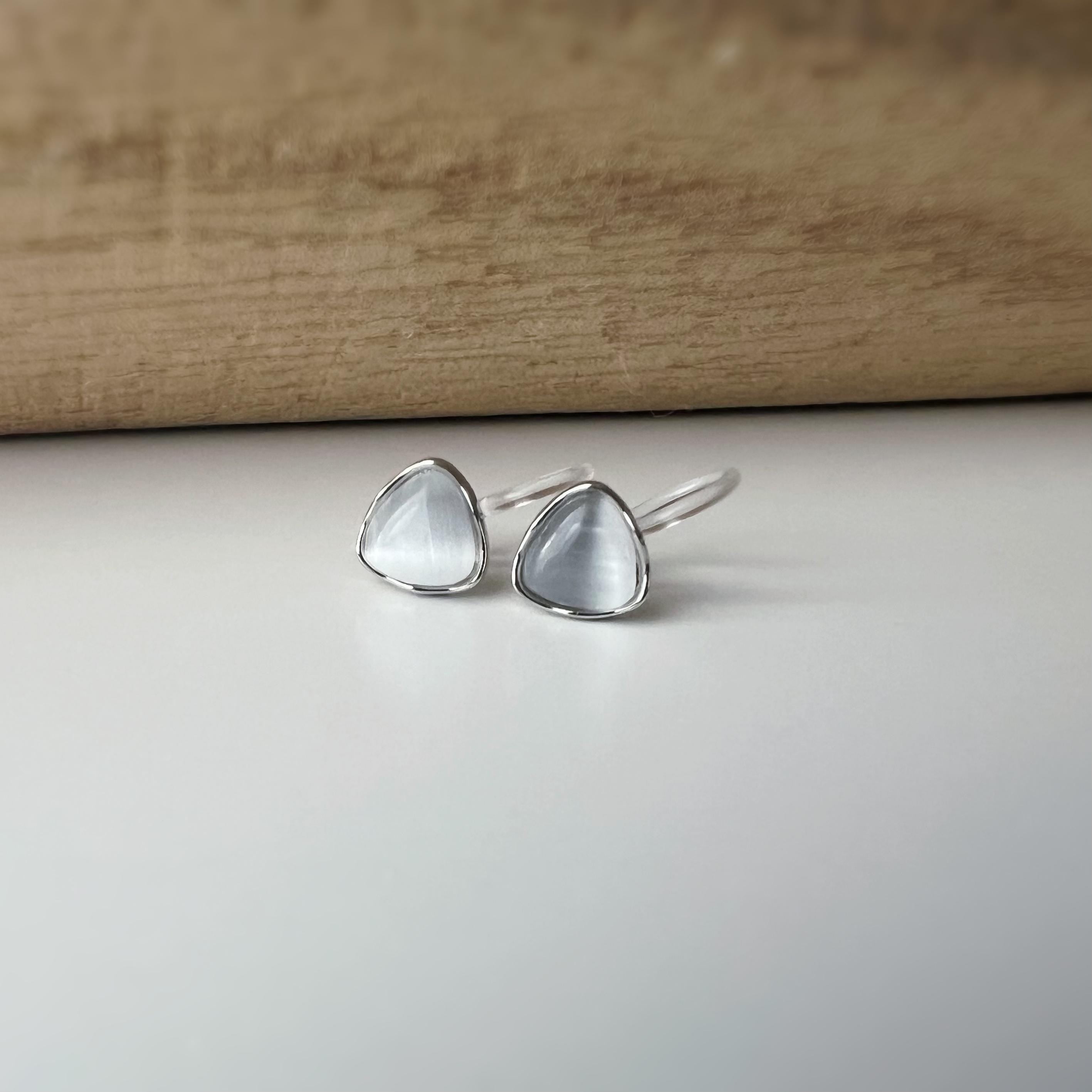Mini CLIPS d'oreilles invisibles argenté, Mini Triangle/ Carré / Rond pierre oeil de chat blanc, Boucles d'oreilles clips minimaliste