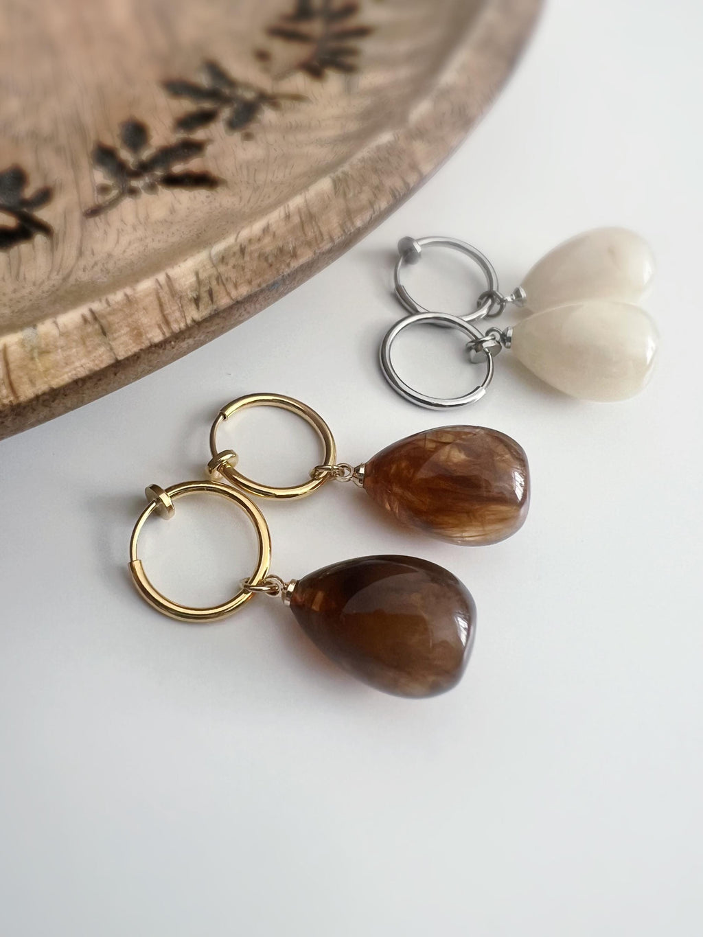 Boucles d'oreilles CLIPS créoles 15mm Perle grosse goutte eau Blanc argent/ Marron or. Bijoux quotidien. Clips discret Oreilles NON percées.