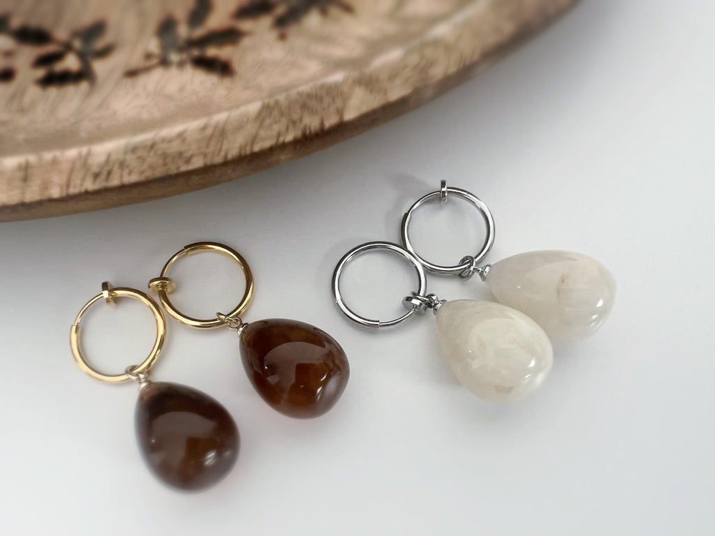 Boucles d'oreilles CLIPS créoles 15mm Perle grosse goutte eau Blanc argent/ Marron or. Bijoux quotidien. Clips discret Oreilles NON percées.