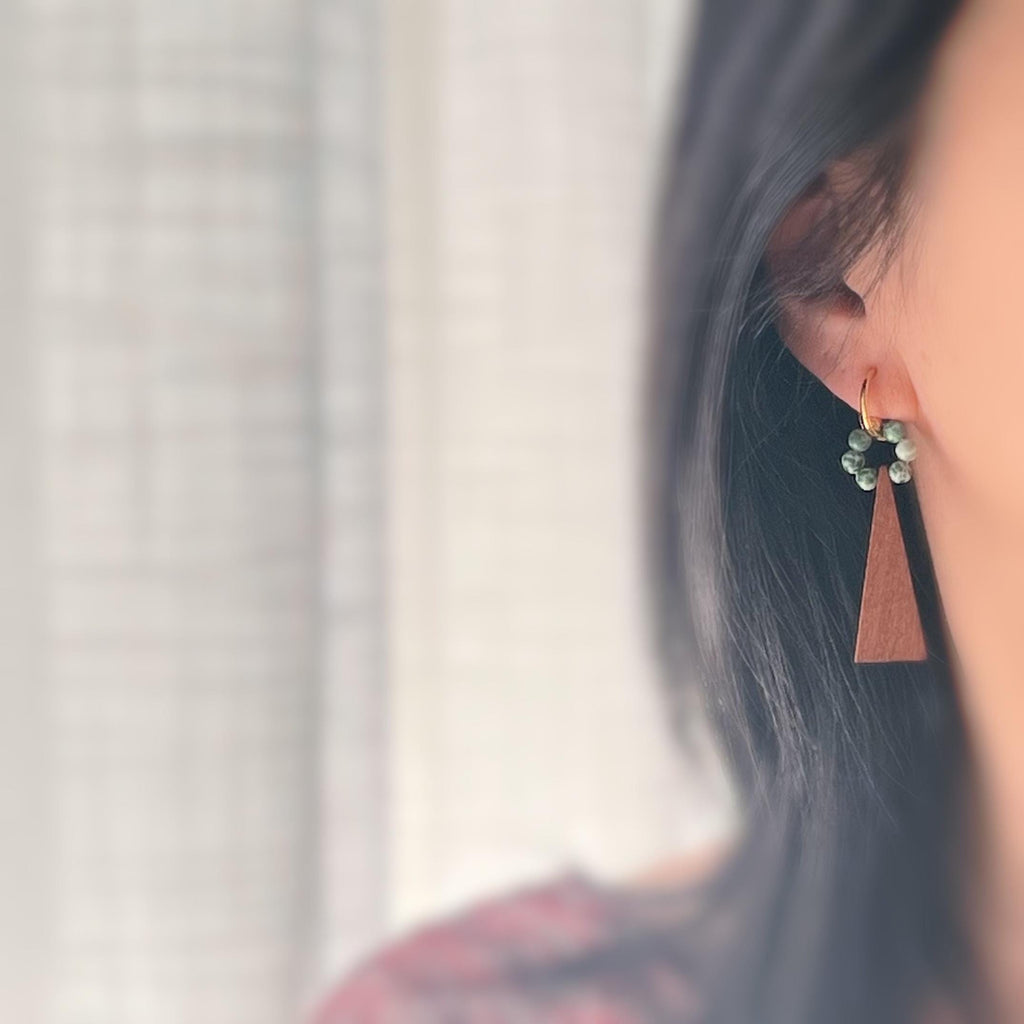 2 EN 1 Créoles Clips 15mm OR Cercle perles pierre naturelle verte Pendentif triangle en bois marron . Clips de l'hiver pour tenues chaudes.