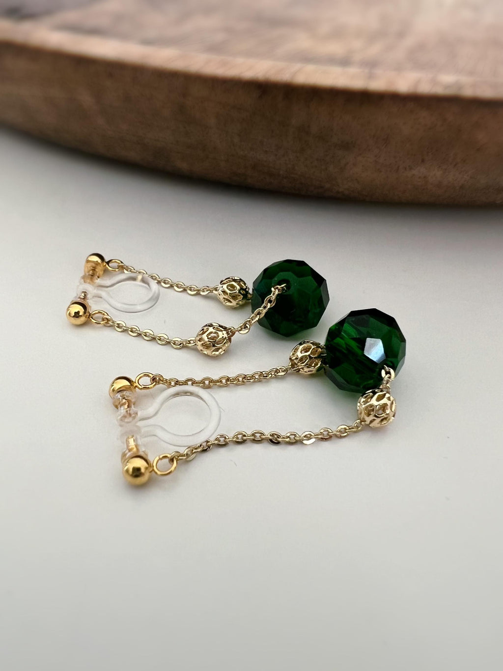 Boucles d'oreilles CLIPS INVISIBLE Chaîne plaqué d'Or Perle facette verte mini perle or creuses sculptées Clips d'oreilles non percées