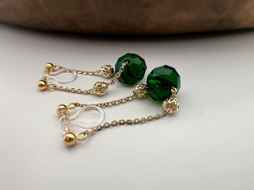 Boucles d'oreilles CLIPS INVISIBLE Chaîne plaqué d'Or Perle facette verte mini perle or creuses sculptées Clips d'oreilles non percées
