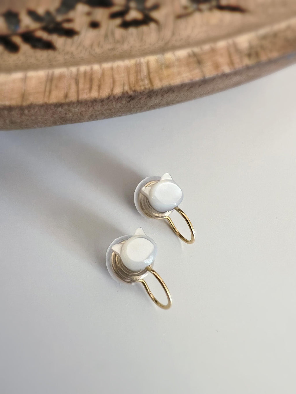 SANS DOULEUR ! Boucles d'oreilles CLIPS U spirale petite tête de chat Coquillages naturels sculptés à la main. Clips d'oreilles confortable