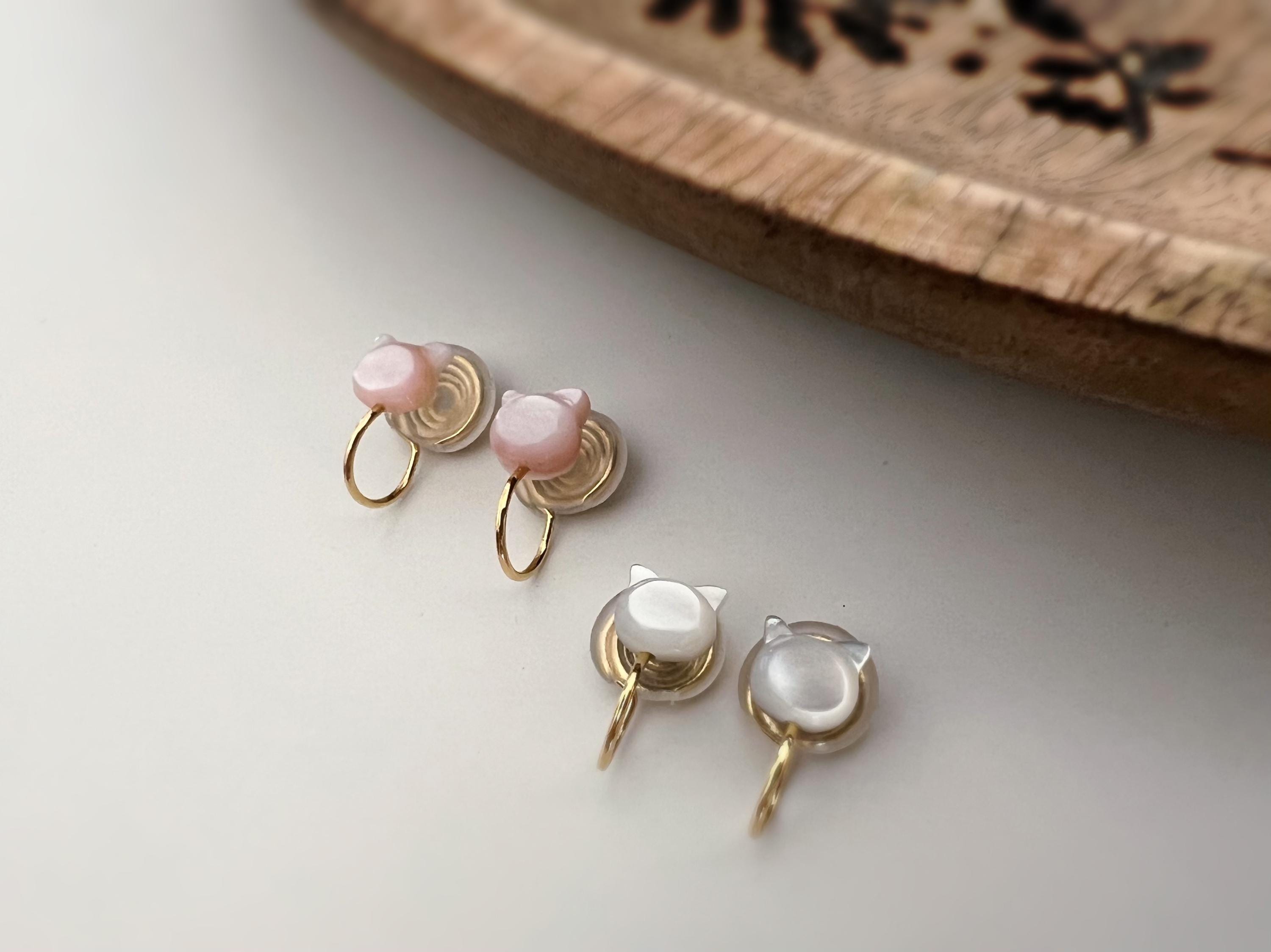 SANS DOULEUR ! Boucles d'oreilles CLIPS U spirale petite tête de chat Coquillages naturels sculptés à la main. Clips d'oreilles confortable