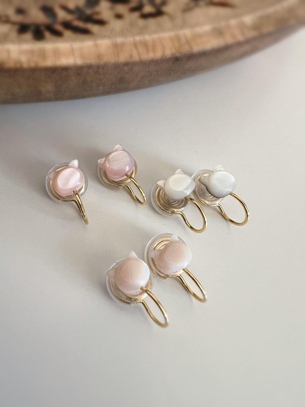 SANS DOULEUR ! Boucles d'oreilles CLIPS U spirale petite tête de chat Coquillages naturels sculptés à la main. Clips d'oreilles confortable