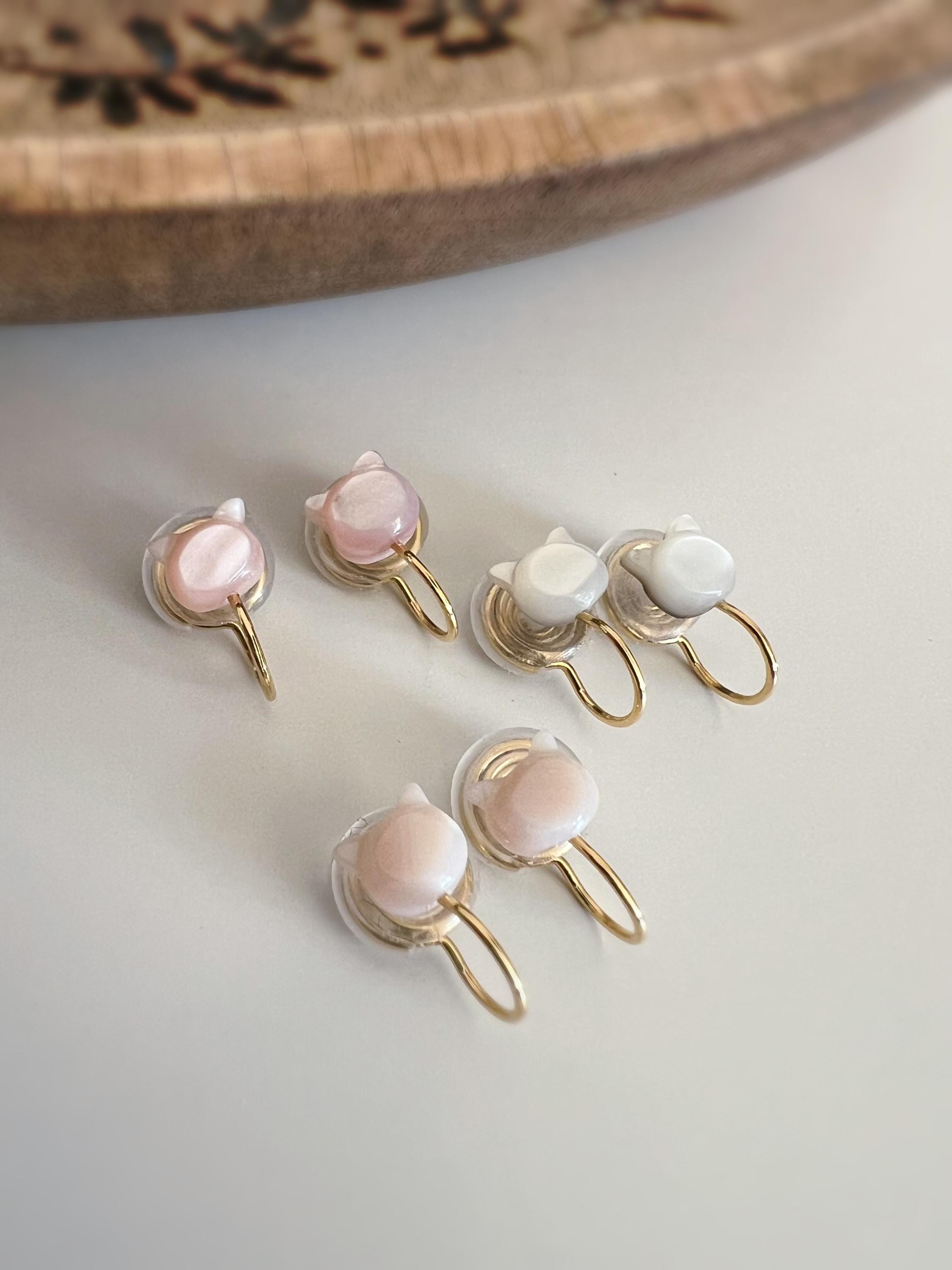 SANS DOULEUR ! Boucles d'oreilles CLIPS U spirale petite tête de chat Coquillages naturels sculptés à la main. Clips d'oreilles confortable