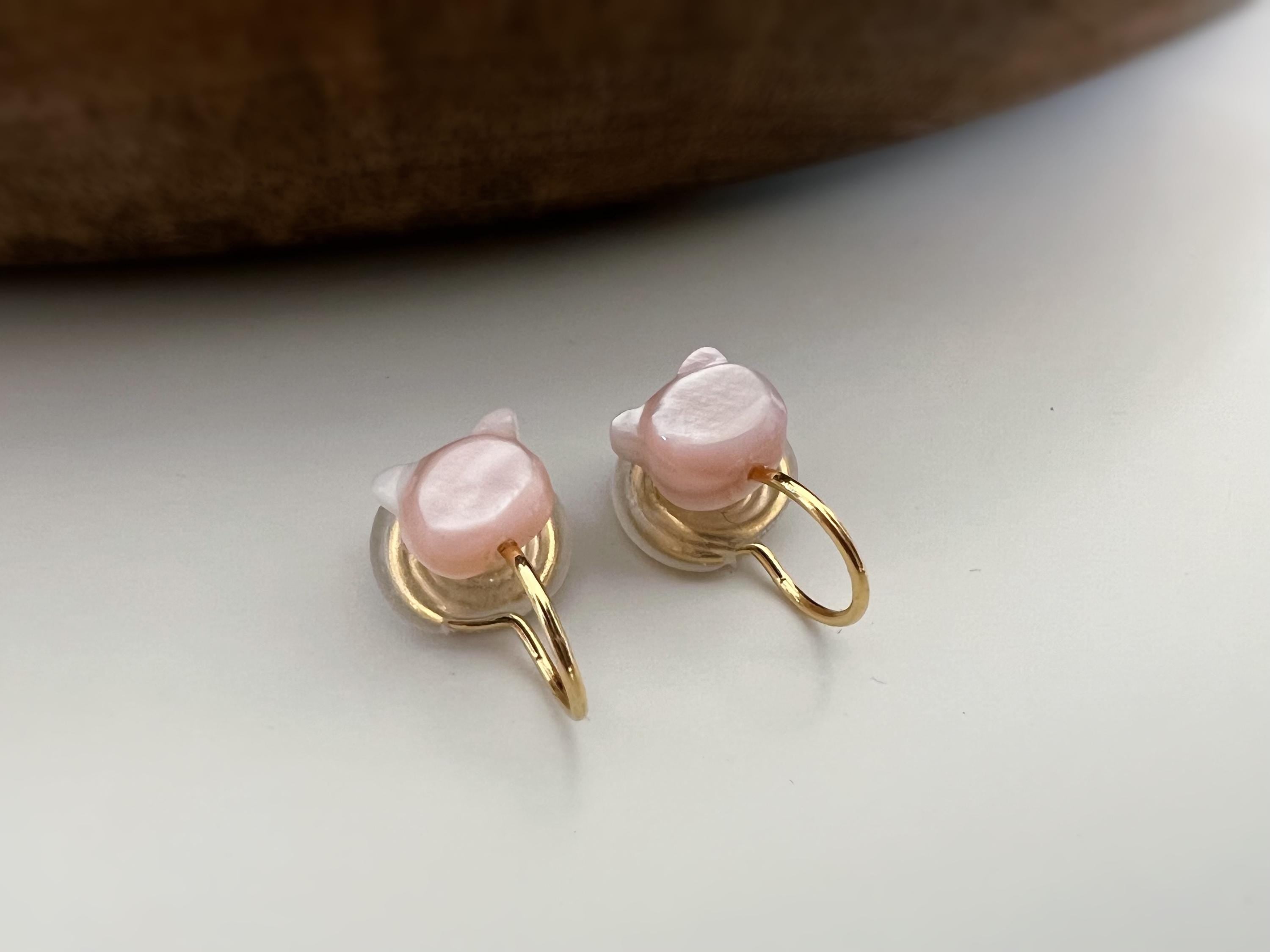 SANS DOULEUR ! Boucles d'oreilles CLIPS U spirale petite tête de chat Coquillages naturels sculptés à la main. Clips d'oreilles confortable