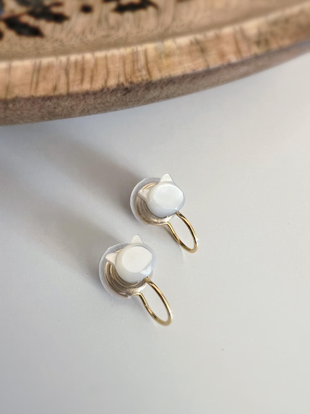 SANS DOULEUR ! Boucles d'oreilles CLIPS U spirale petite tête de chat Coquillages naturels sculptés à la main. Clips d'oreilles confortable