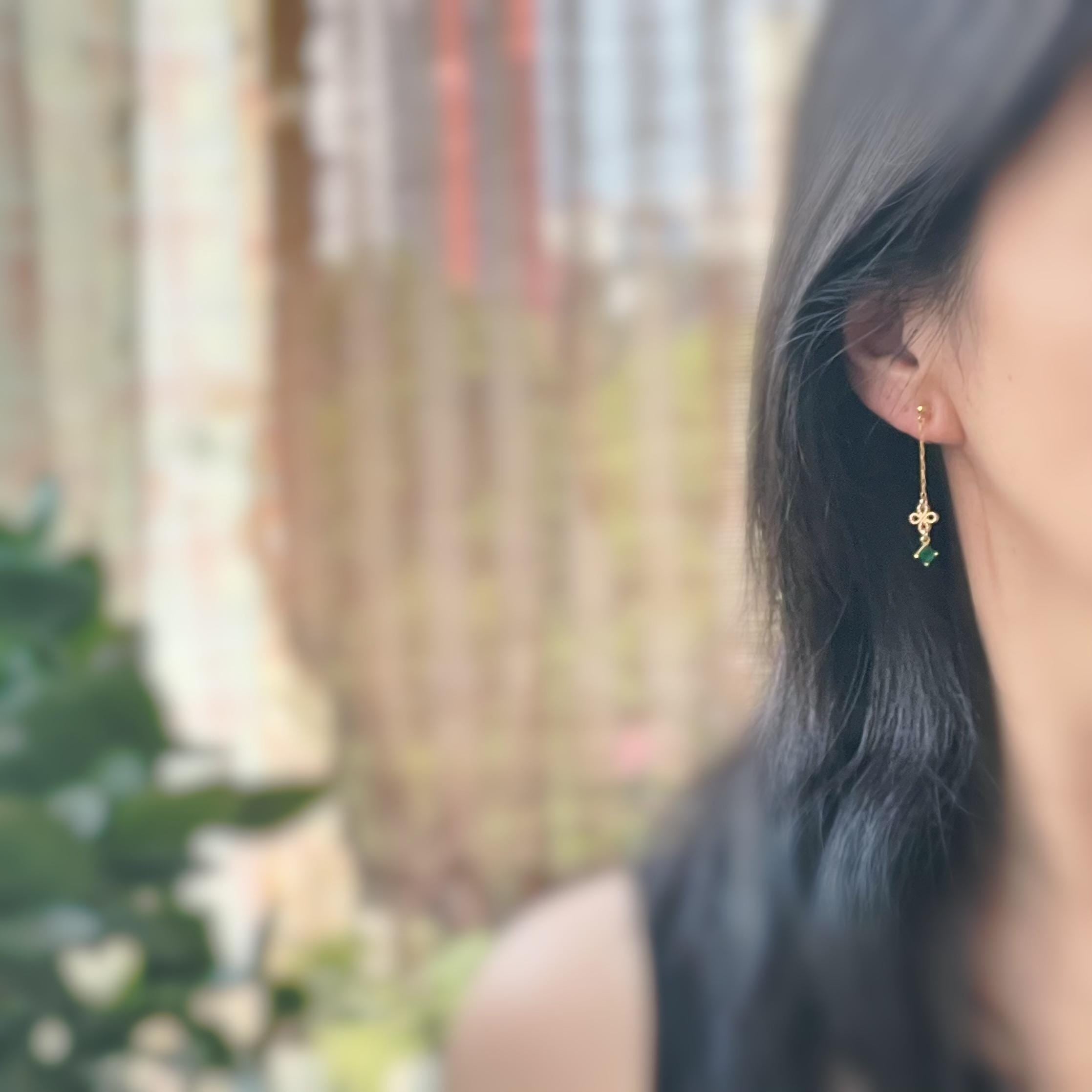 Boucles d'oreilles CLIPS INVISIBLE pendantes Chaîne Trèfle à 4 feuilles Oe petit zircon vert carré. Clips d'oreilles oreilles non percées