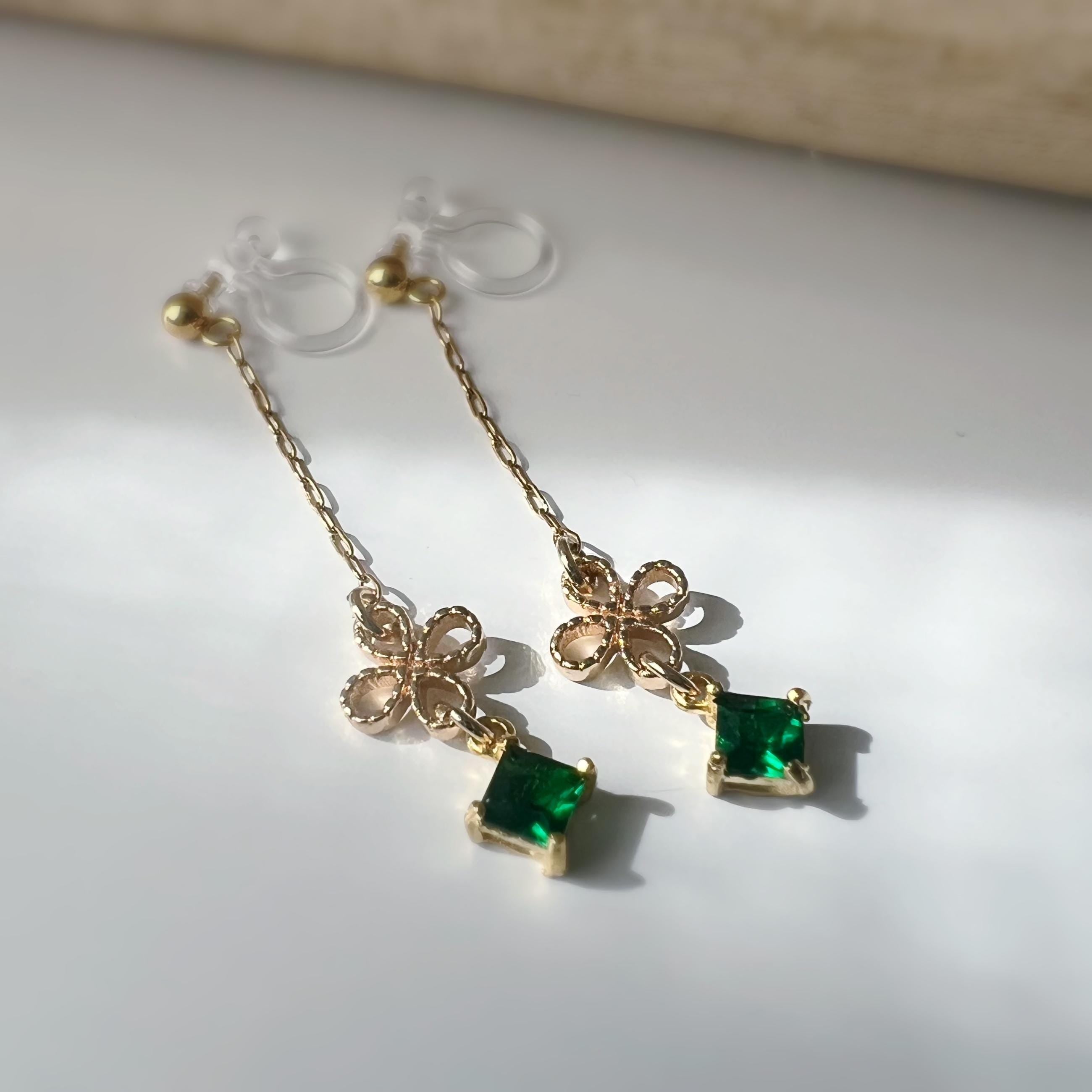 Boucles d'oreilles CLIPS INVISIBLE pendantes Chaîne Trèfle à 4 feuilles Oe petit zircon vert carré. Clips d'oreilles oreilles non percées