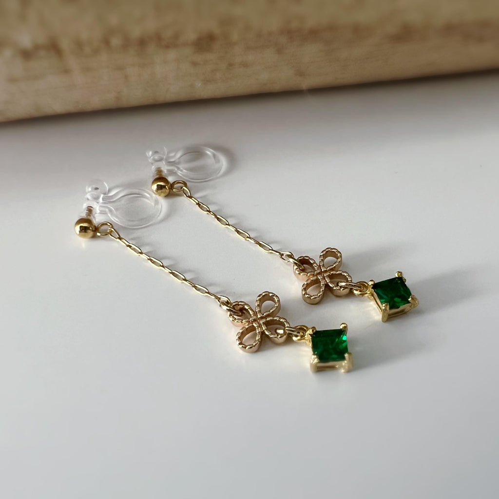 Boucles d'oreilles CLIPS INVISIBLE pendantes Chaîne Trèfle à 4 feuilles Oe petit zircon vert carré. Clips d'oreilles oreilles non percées