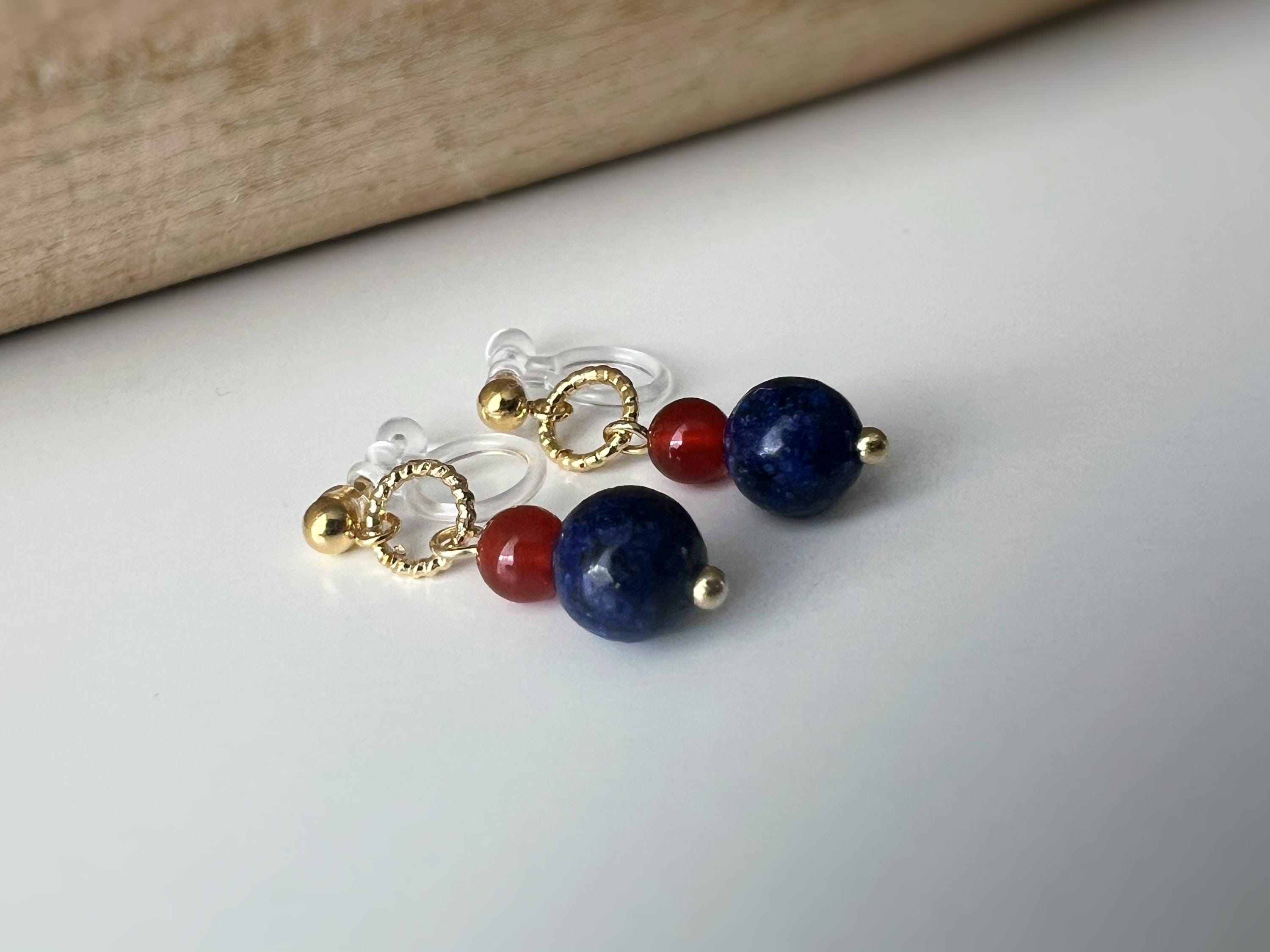 Clips d'oreilles pendants mini Cerclé couleur or petit perle agate rouge et pierre bleu . Boucles d'oreilles Clips Invisibles confortable