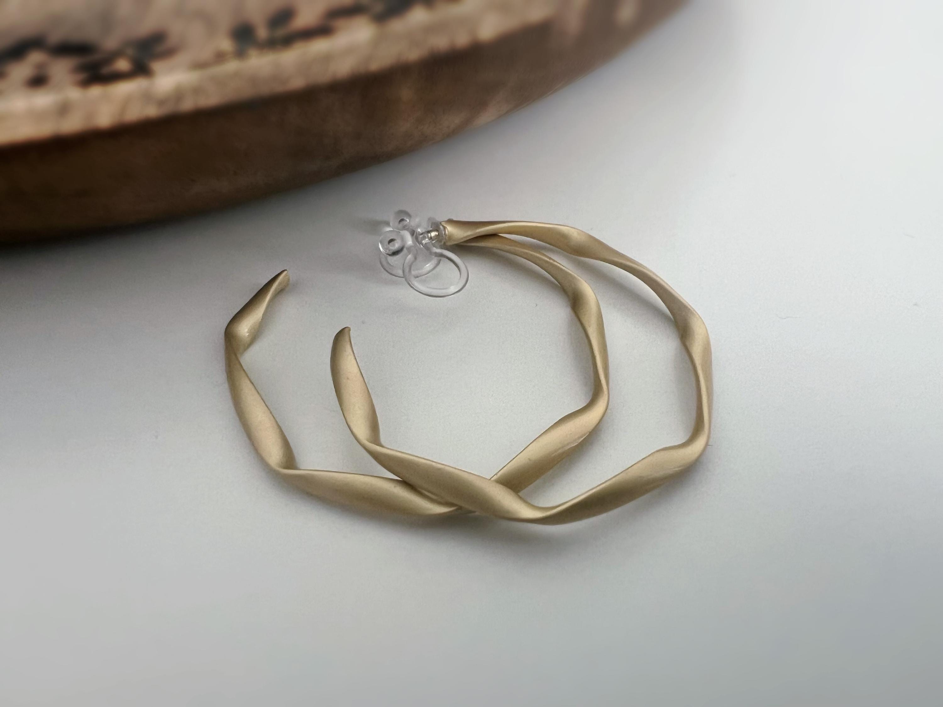 Anneaux Créoles Torsadé 40mm Clips Invisibles, CLIPS d'oreille Créoles Couleur Argent Mat/ Or Mat. oreilles non percées, Anneaux Créoles.