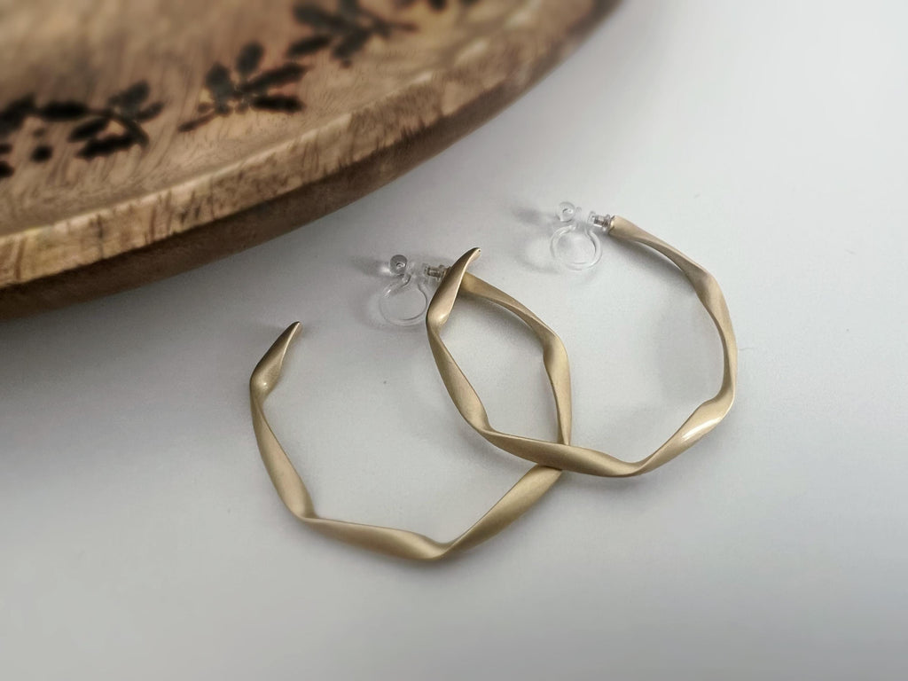 Anneaux Créoles Torsadé 40mm Clips Invisibles, CLIPS d'oreille Créoles Couleur Argent Mat/ Or Mat. oreilles non percées, Anneaux Créoles.