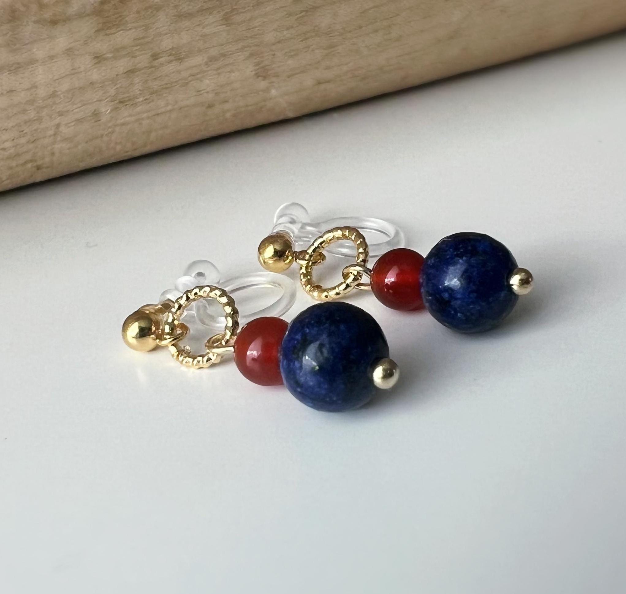 Clips d'oreilles pendants mini Cerclé couleur or petit perle agate rouge et pierre bleu . Boucles d'oreilles Clips Invisibles confortable