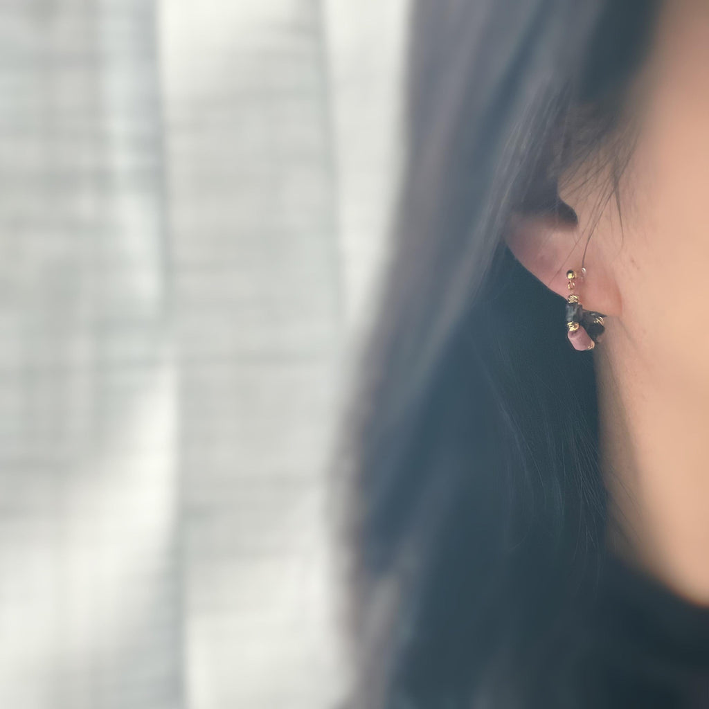 Boucles d'oreilles CLIPS INVISIBLE or pendantes, Perles cylindriques en pierre à motifs roses et noirs perle, Mini perles gravées dorées