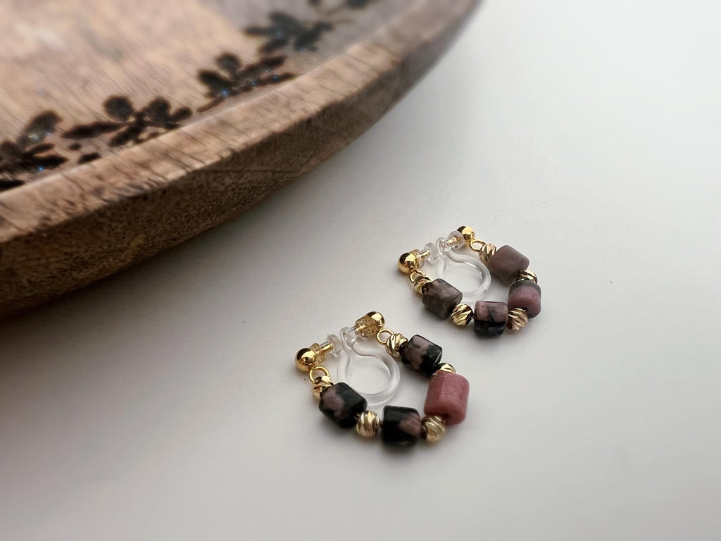 Boucles d'oreilles CLIPS INVISIBLE or pendantes, Perles cylindriques en pierre à motifs roses et noirs perle, Mini perles gravées dorées