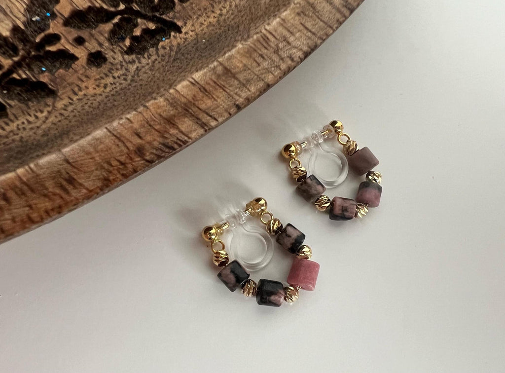 Boucles d'oreilles CLIPS INVISIBLE or pendantes, Perles cylindriques en pierre à motifs roses et noirs perle, Mini perles gravées dorées