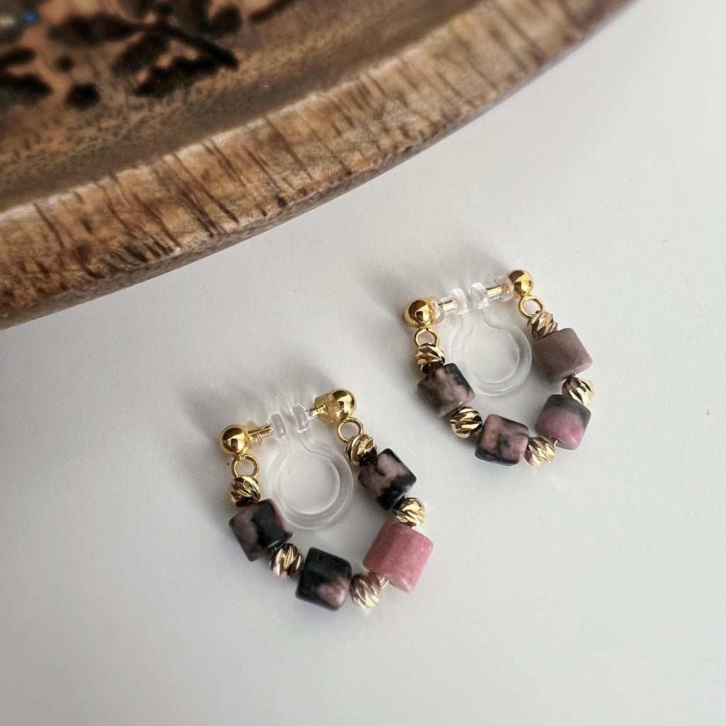 Boucles d'oreilles CLIPS INVISIBLE or pendantes, Perles cylindriques en pierre à motifs roses et noirs perle, Mini perles gravées dorées