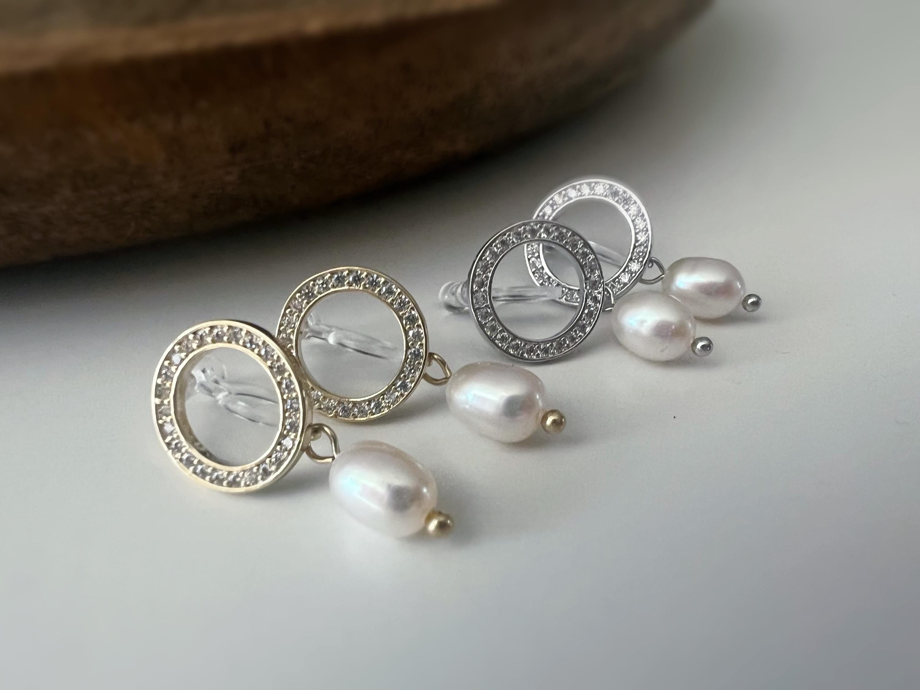 Clips d'oreilles Cercles Zircon Perle d'eau douce naturelle blanche Couleur Or/ Argent. CLIPS Invisible pendantes confortable.