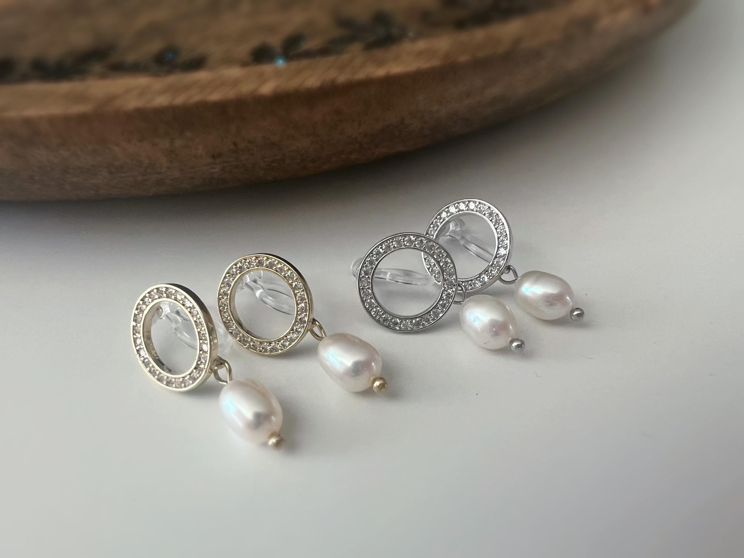 Clips d'oreilles Cercles Zircon Perle d'eau douce naturelle blanche Couleur Or/ Argent. CLIPS Invisible pendantes confortable.