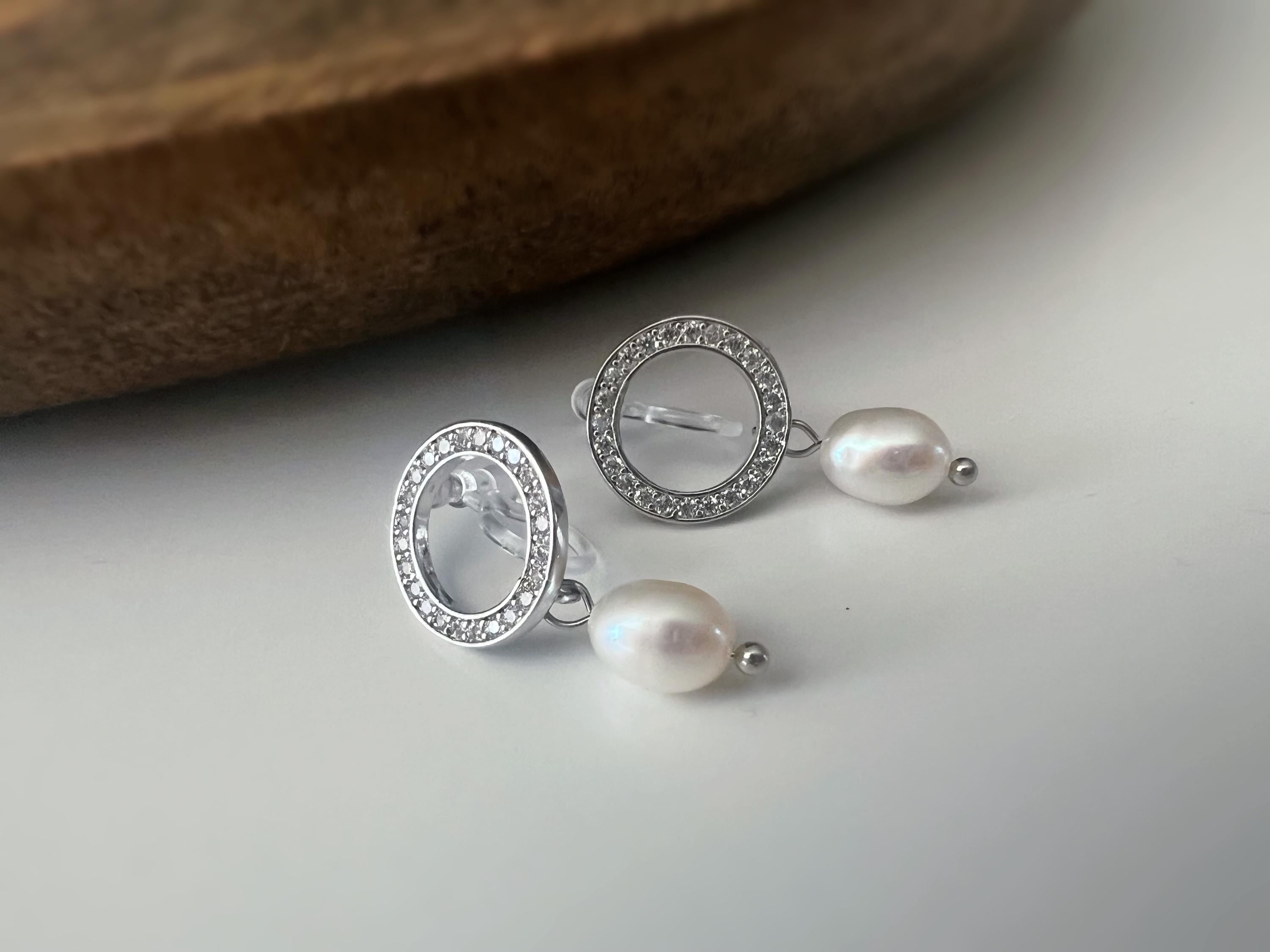 Clips d'oreilles Cercles Zircon Perle d'eau douce naturelle blanche Couleur Or/ Argent. CLIPS Invisible pendantes confortable.
