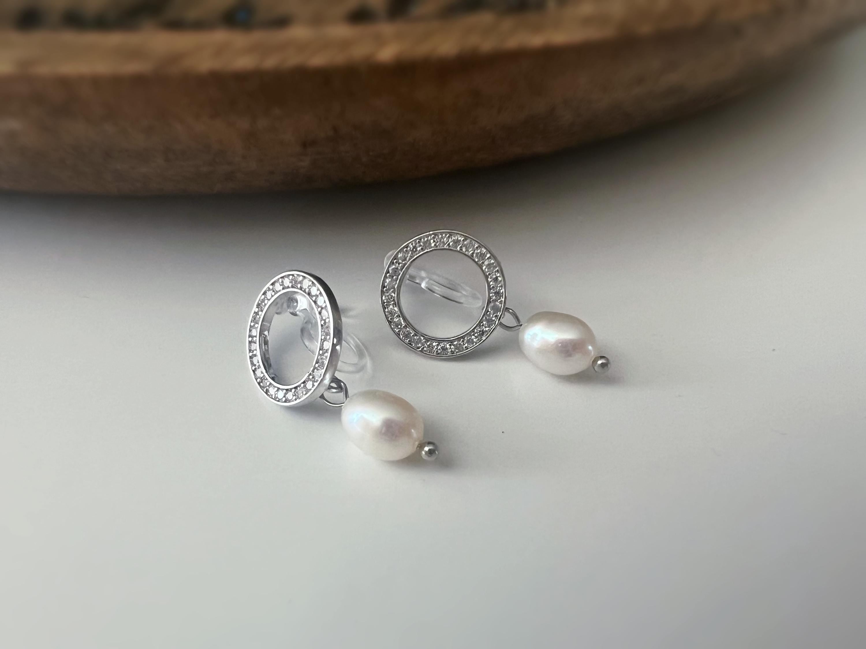 Clips d'oreilles Cercles Zircon Perle d'eau douce naturelle blanche Couleur Or/ Argent. CLIPS Invisible pendantes confortable.