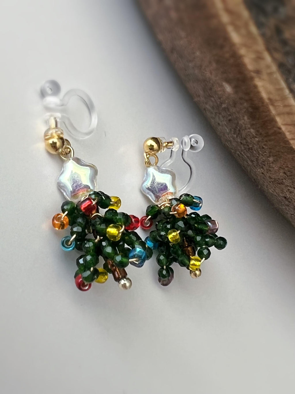 Christmas tree. Invisible clips small shiny star tree mini green faceted beads. red blue yellow purple Christmas gifts Ready to offer
