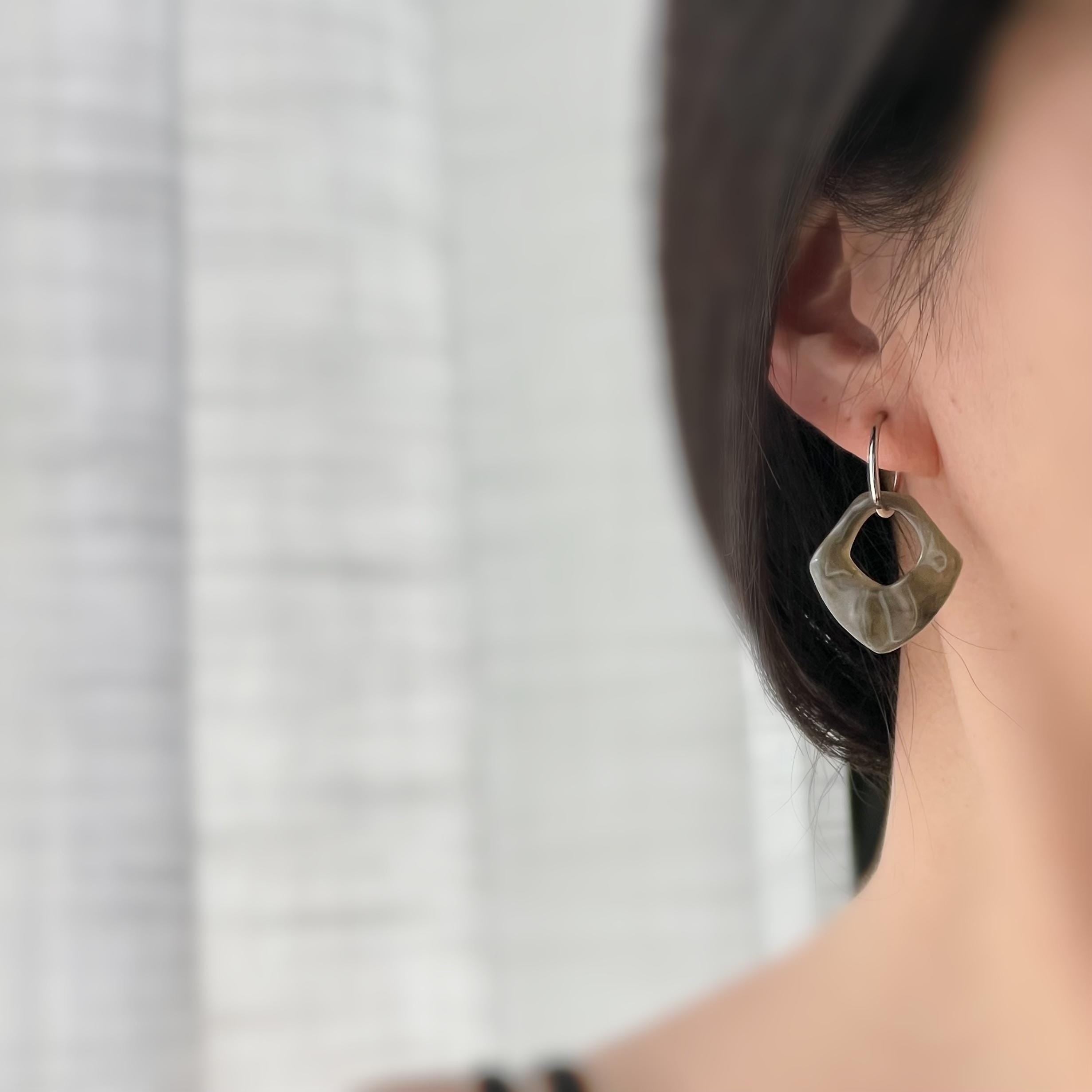 2 EN 1, Clips d'oreilles Anneaux Grand cercle Acétate Gris foncé. Créoles Clips 18mm Argent / Or. CLIPS confortable Oreilles non percées.