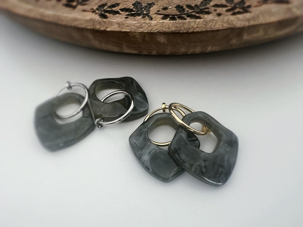 2 EN 1, Clips d'oreilles Anneaux Grand cercle Acétate Gris foncé. Créoles Clips 18mm Argent / Or. CLIPS confortable Oreilles non percées.