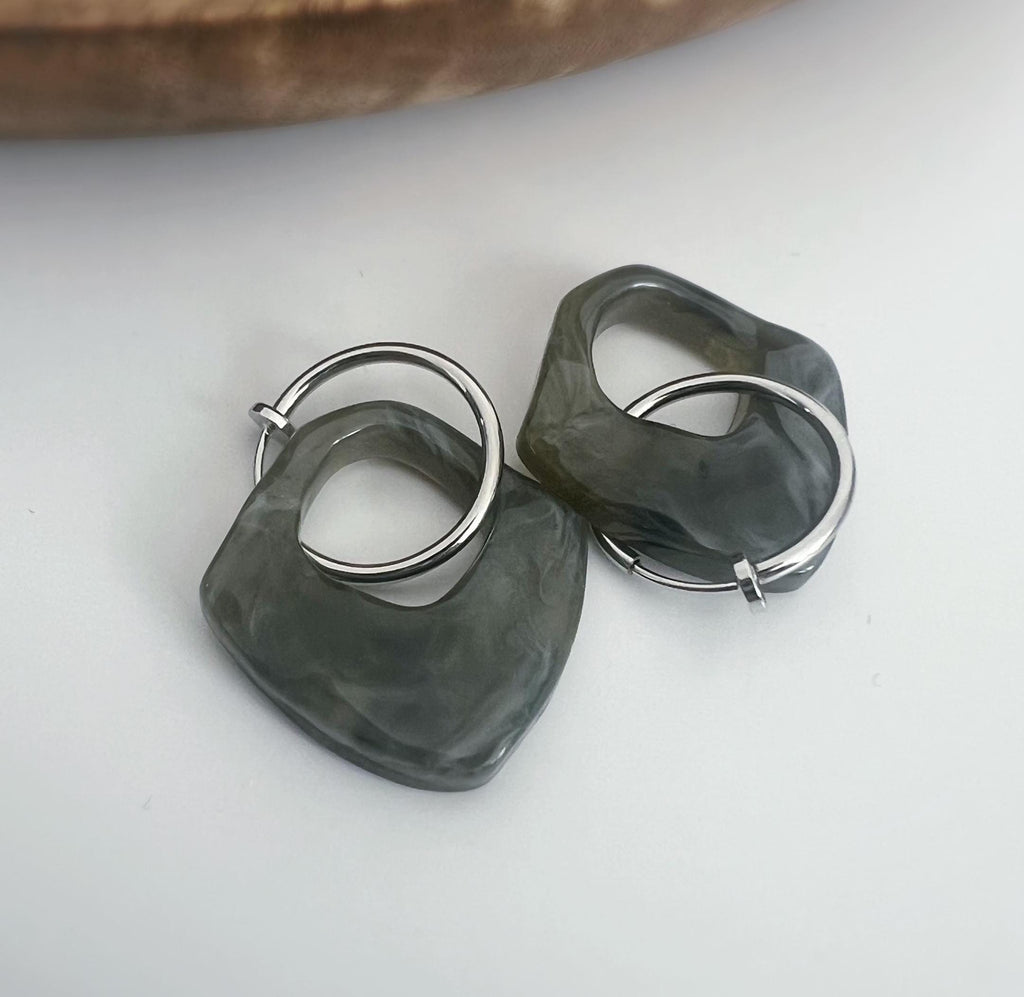 2 EN 1, Clips d'oreilles Anneaux Grand cercle Acétate Gris foncé. Créoles Clips 18mm Argent / Or. CLIPS confortable Oreilles non percées.