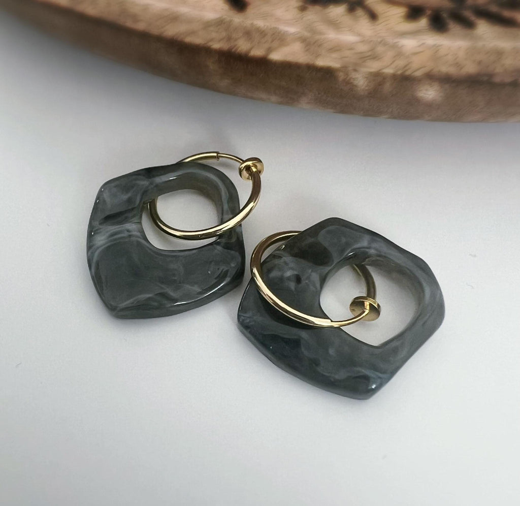 2 EN 1, Clips d'oreilles Anneaux Grand cercle Acétate Gris foncé. Créoles Clips 18mm Argent / Or. CLIPS confortable Oreilles non percées.