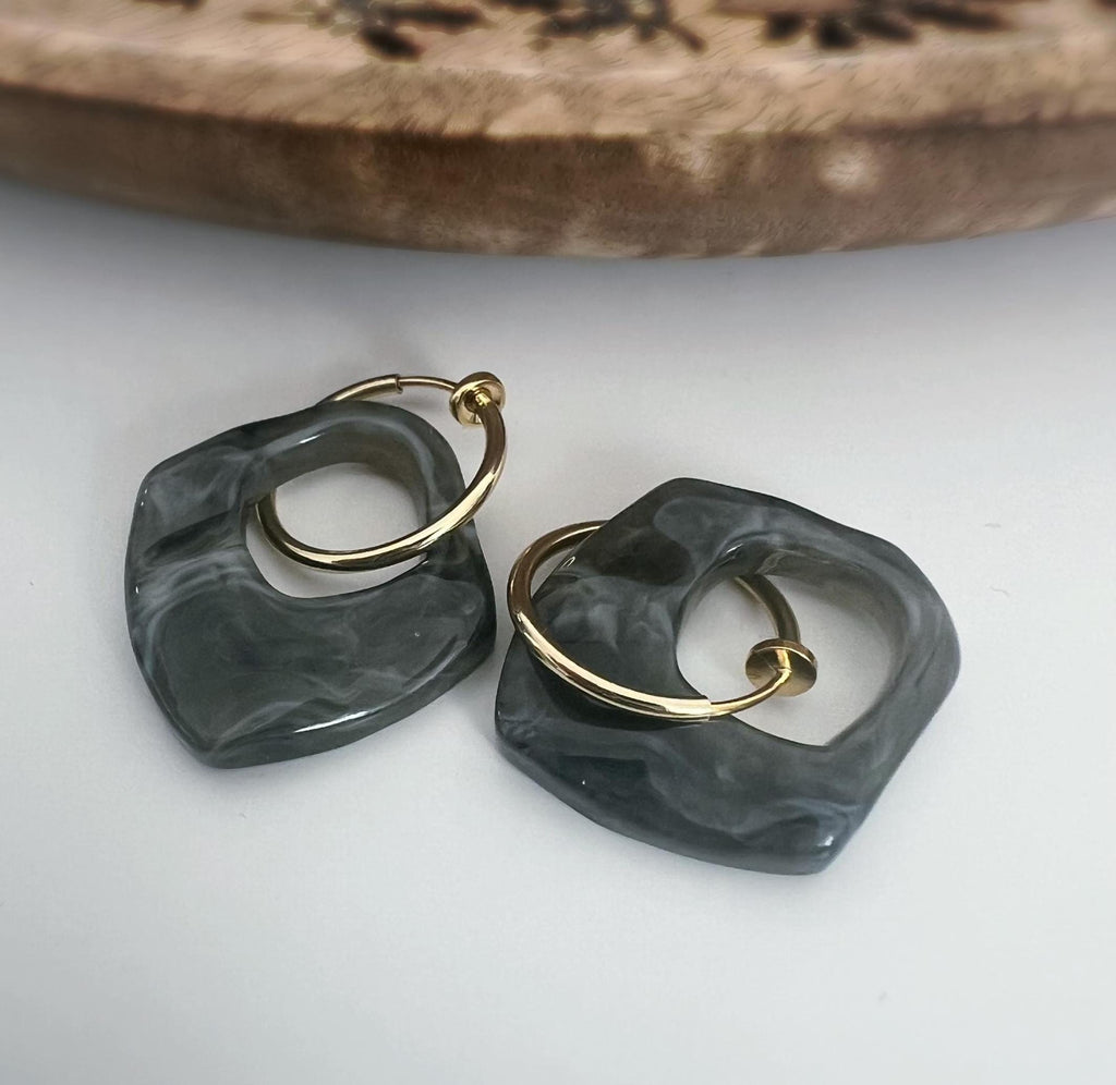 2 EN 1, Clips d'oreilles Anneaux Grand cercle Acétate Gris foncé. Créoles Clips 18mm Argent / Or. CLIPS confortable Oreilles non percées.