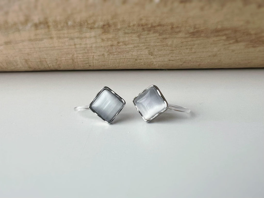 Mini CLIPS d'oreilles invisibles argenté, Mini Triangle/ Carré / Rond pierre oeil de chat blanc, Boucles d'oreilles clips minimaliste
