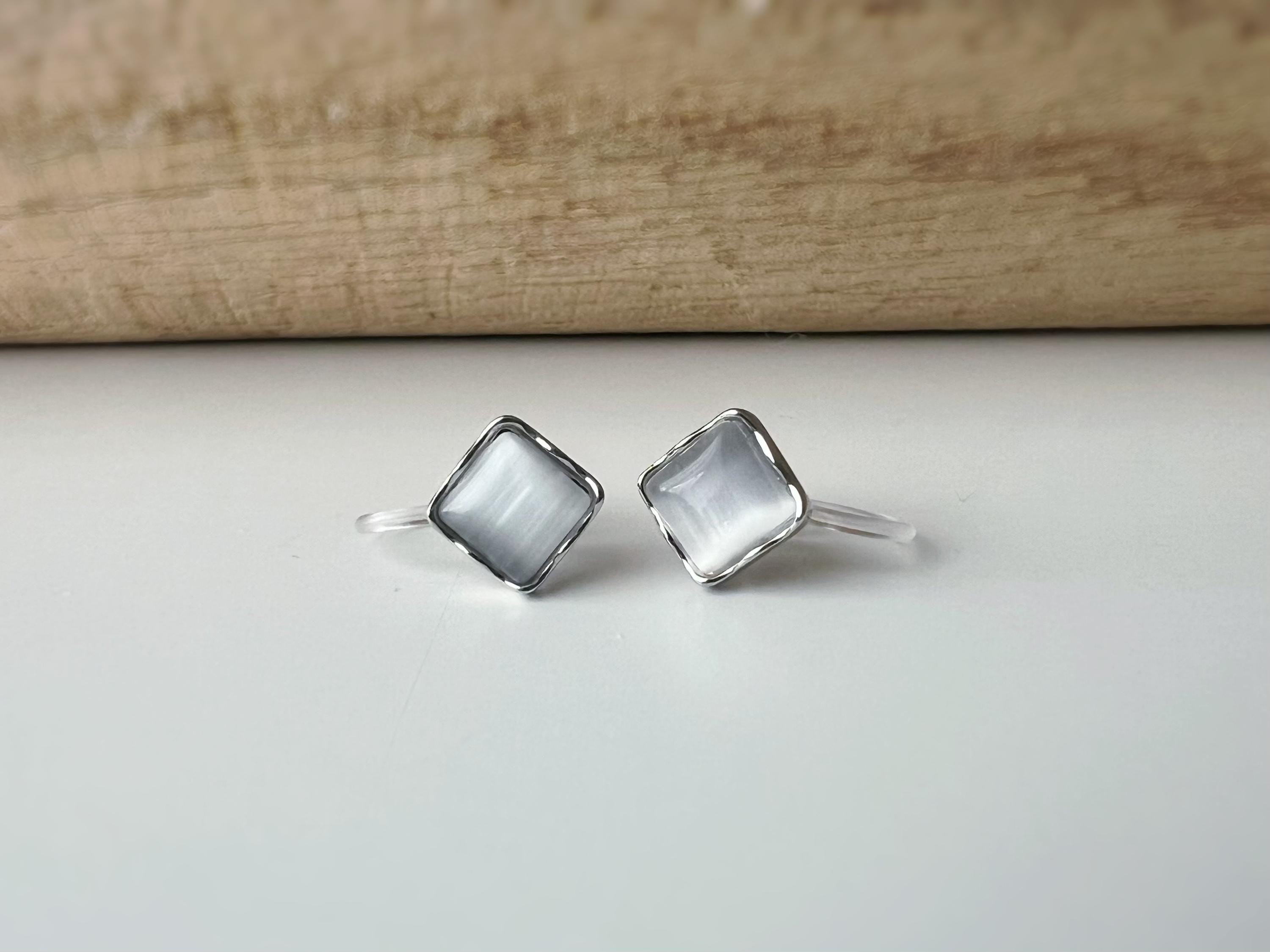 Mini CLIPS d'oreilles invisibles argenté, Mini Triangle/ Carré / Rond pierre oeil de chat blanc, Boucles d'oreilles clips minimaliste