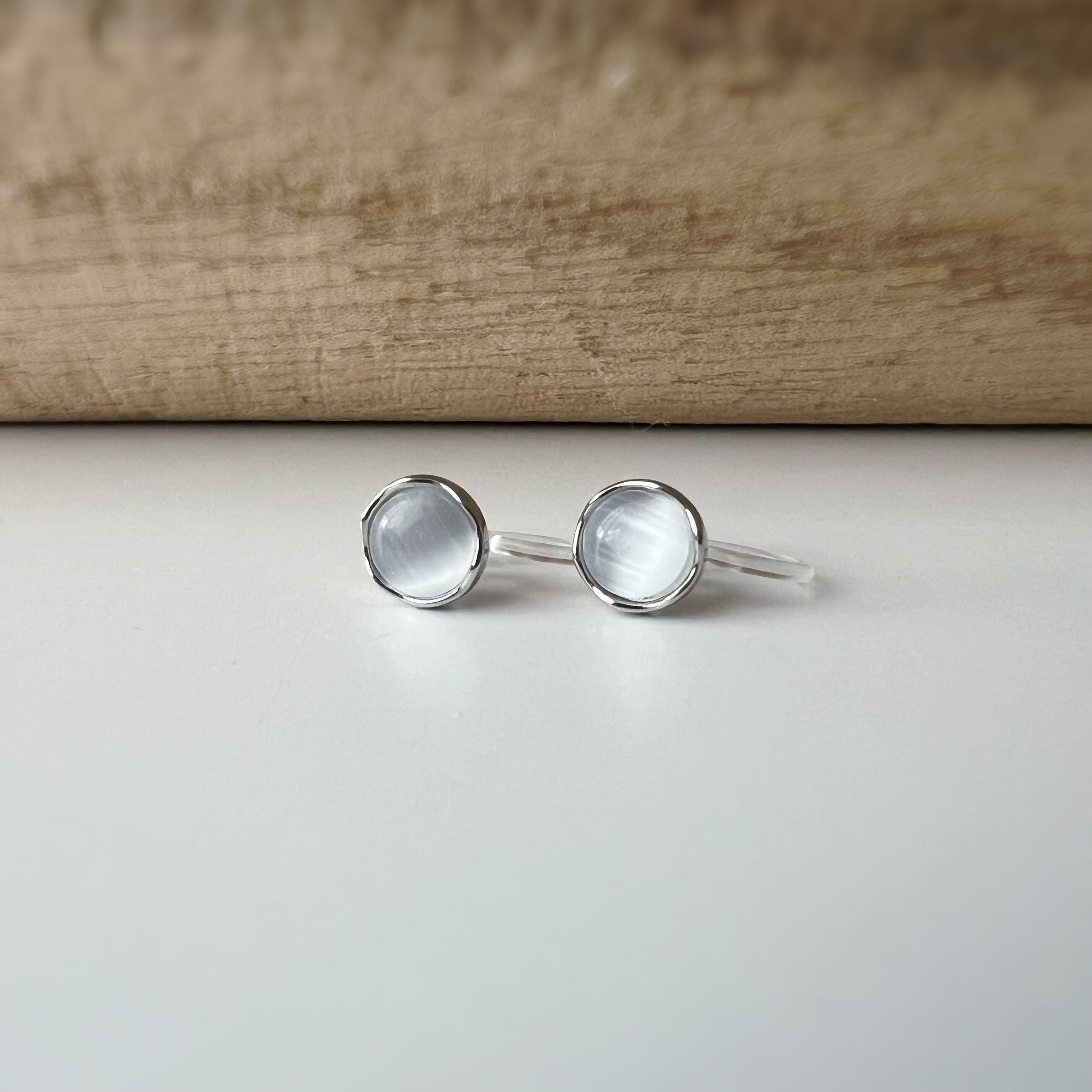 Mini CLIPS d'oreilles invisibles argenté, Mini Triangle/ Carré / Rond pierre oeil de chat blanc, Boucles d'oreilles clips minimaliste