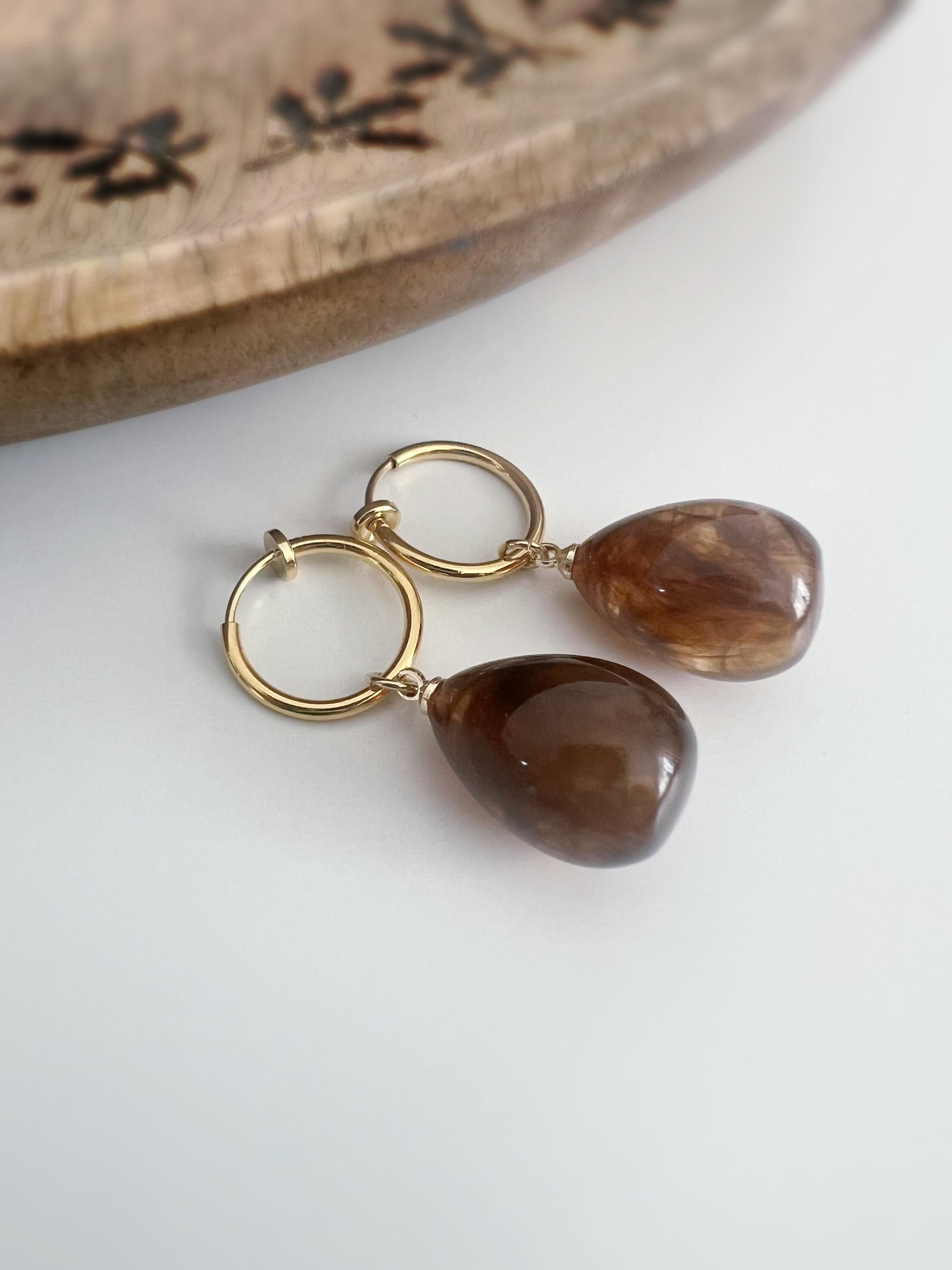 Boucles d'oreilles CLIPS créoles 15mm Perle grosse goutte eau Blanc argent/ Marron or. Bijoux quotidien. Clips discret Oreilles NON percées.