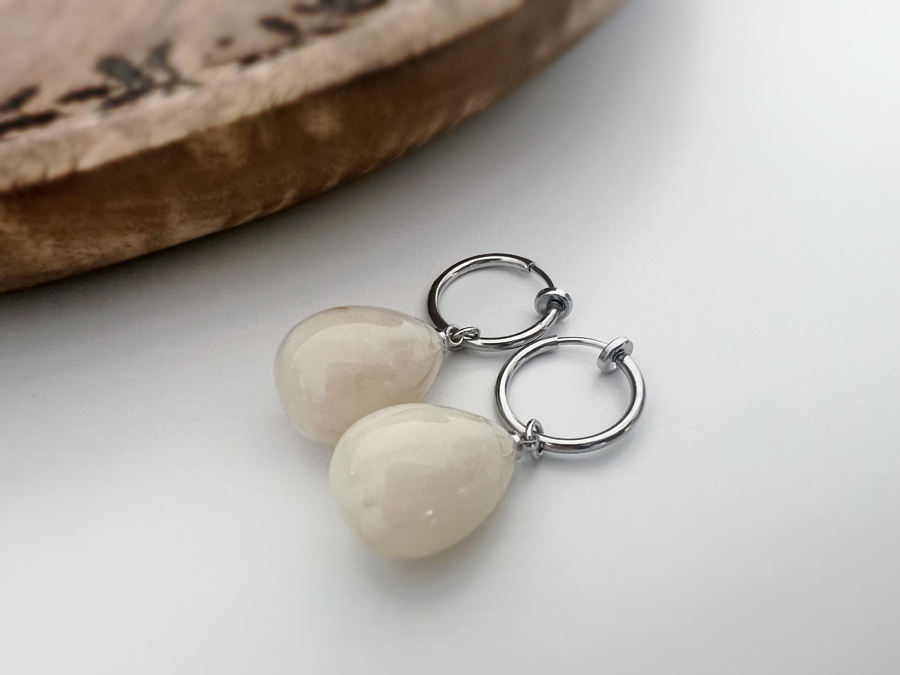 Boucles d'oreilles CLIPS créoles 15mm Perle grosse goutte eau Blanc argent/ Marron or. Bijoux quotidien. Clips discret Oreilles NON percées.