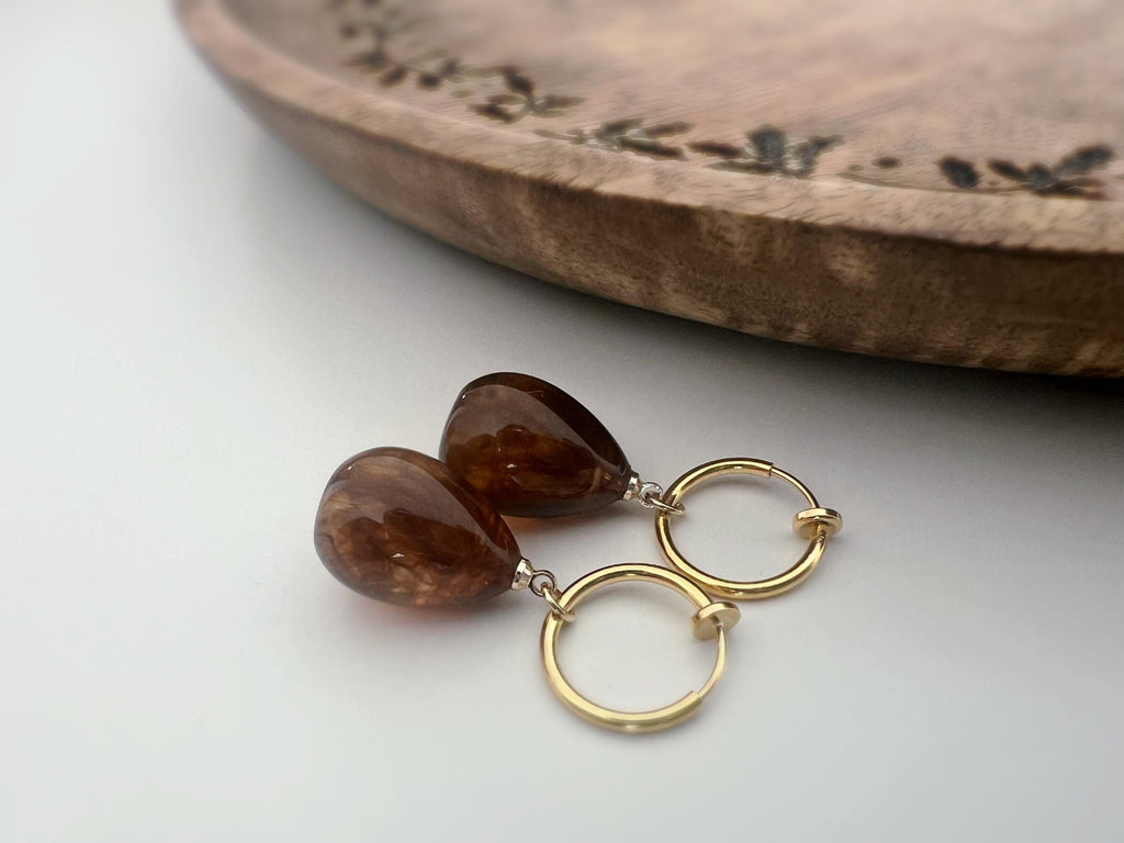 Boucles d'oreilles CLIPS créoles 15mm Perle grosse goutte eau Blanc argent/ Marron or. Bijoux quotidien. Clips discret Oreilles NON percées.