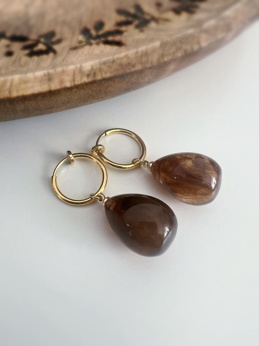 Boucles d'oreilles CLIPS créoles 15mm Perle grosse goutte eau Blanc argent/ Marron or. Bijoux quotidien. Clips discret Oreilles NON percées.