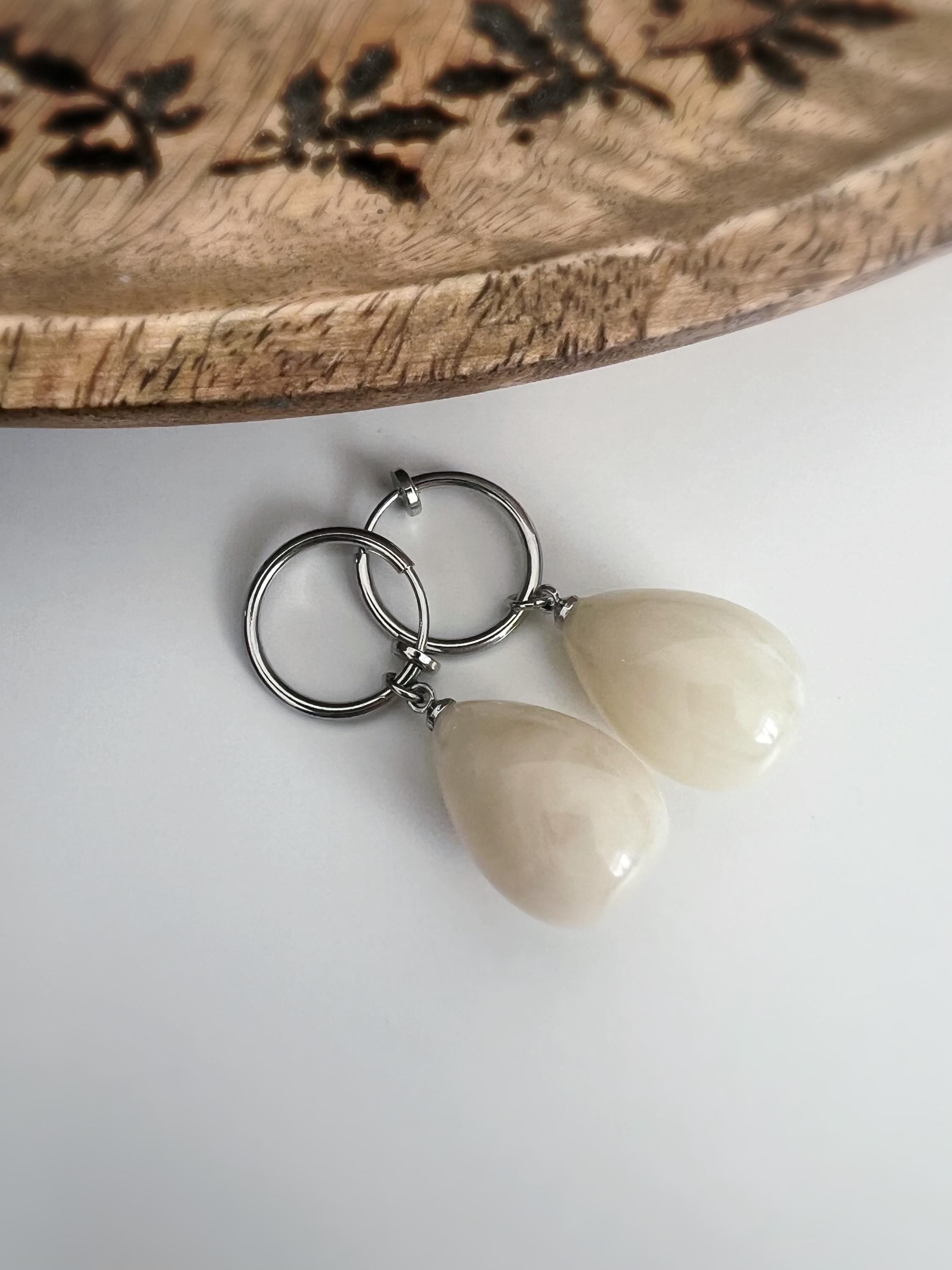 Boucles d'oreilles CLIPS créoles 15mm Perle grosse goutte eau Blanc argent/ Marron or. Bijoux quotidien. Clips discret Oreilles NON percées.