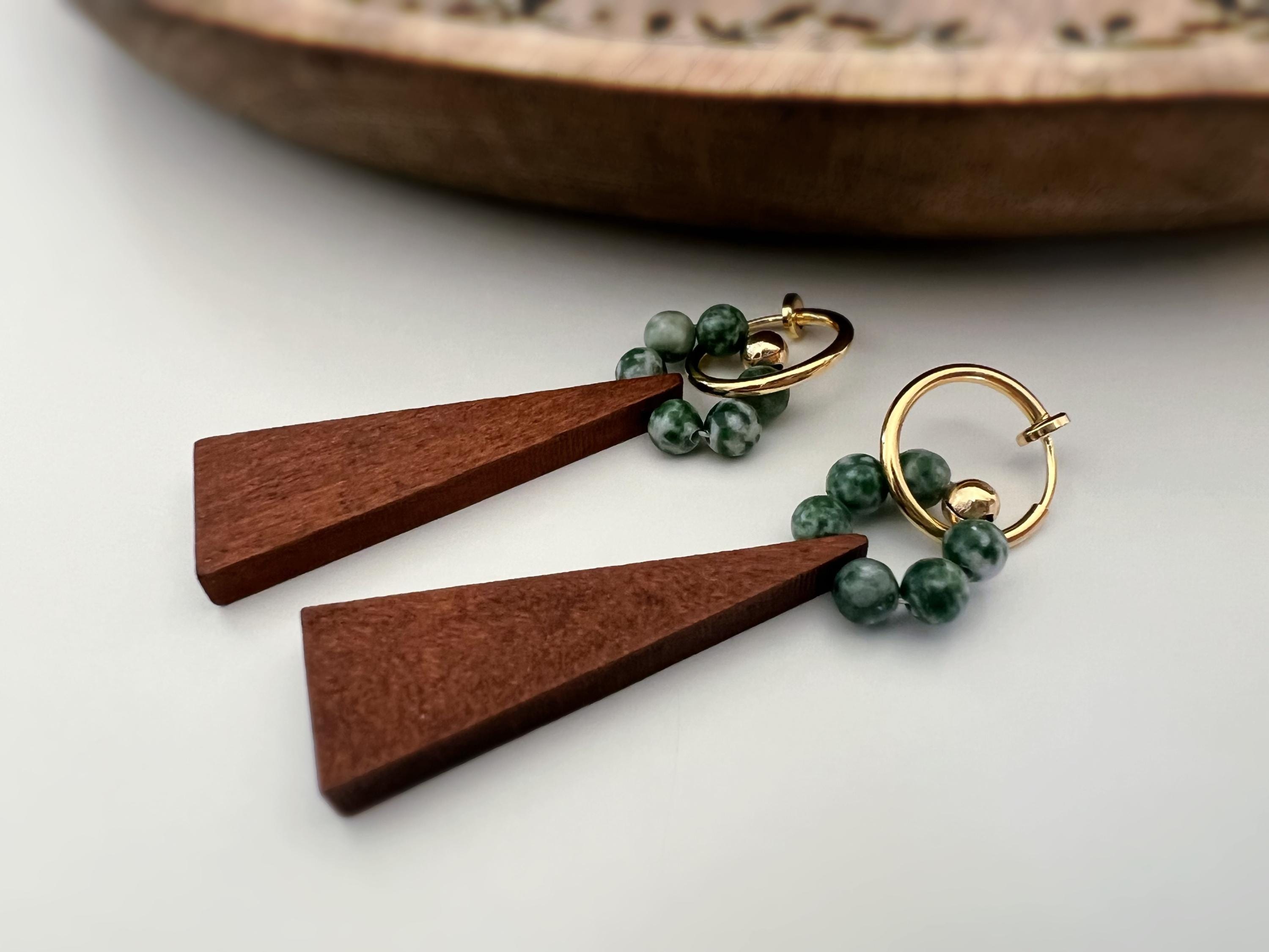 2 EN 1 Créoles Clips 15mm OR Cercle perles pierre naturelle verte Pendentif triangle en bois marron . Clips de l'hiver pour tenues chaudes.