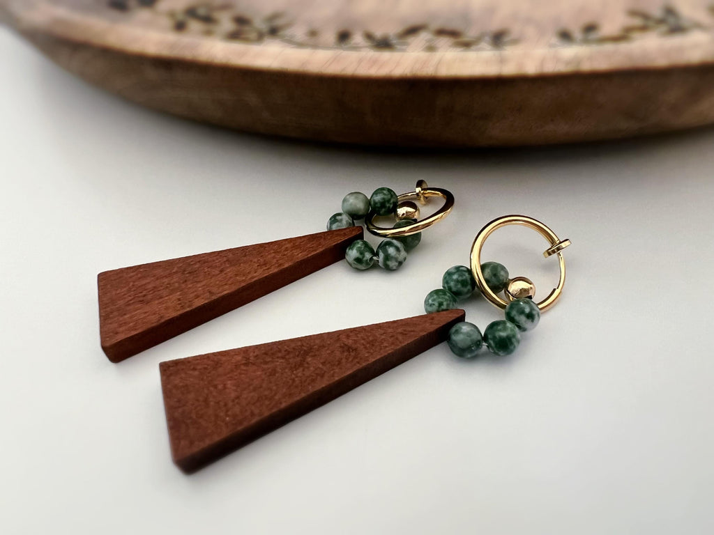 2 EN 1 Créoles Clips 15mm OR Cercle perles pierre naturelle verte Pendentif triangle en bois marron . Clips de l'hiver pour tenues chaudes.