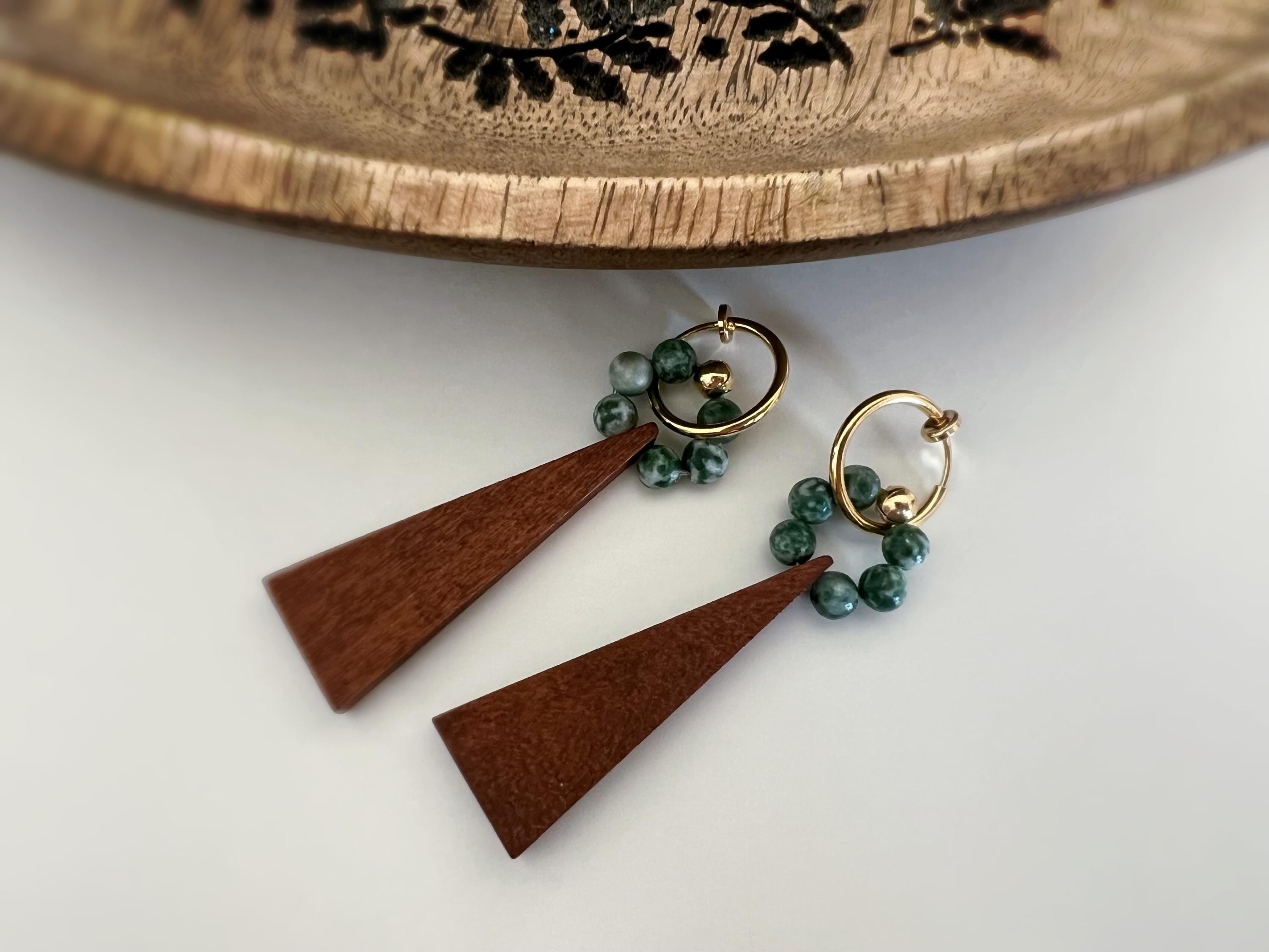 2 EN 1 Créoles Clips 15mm OR Cercle perles pierre naturelle verte Pendentif triangle en bois marron . Clips de l'hiver pour tenues chaudes.